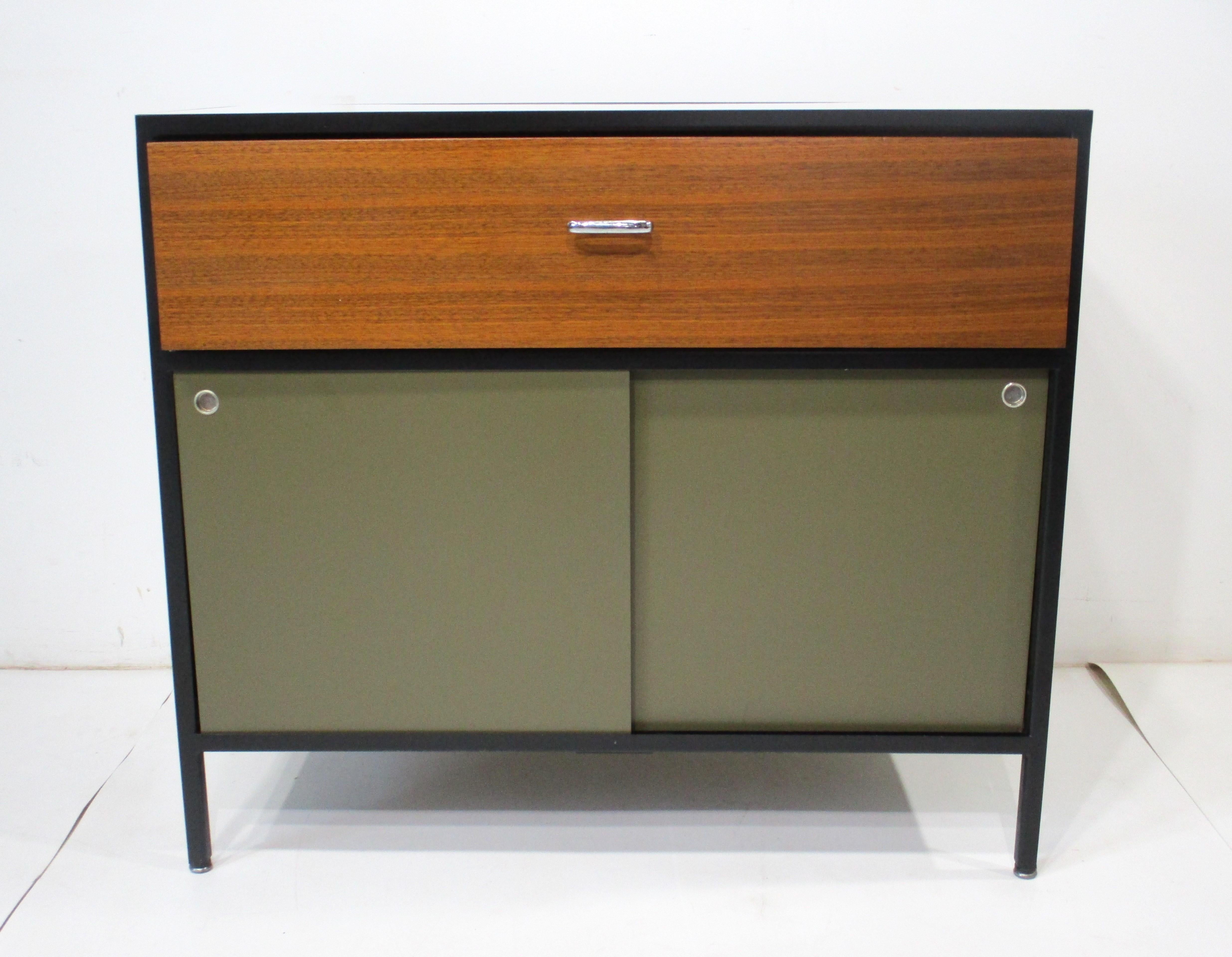 George Nelson, cassapanca in noce con struttura in acciaio per Herman Miller in vendita 6