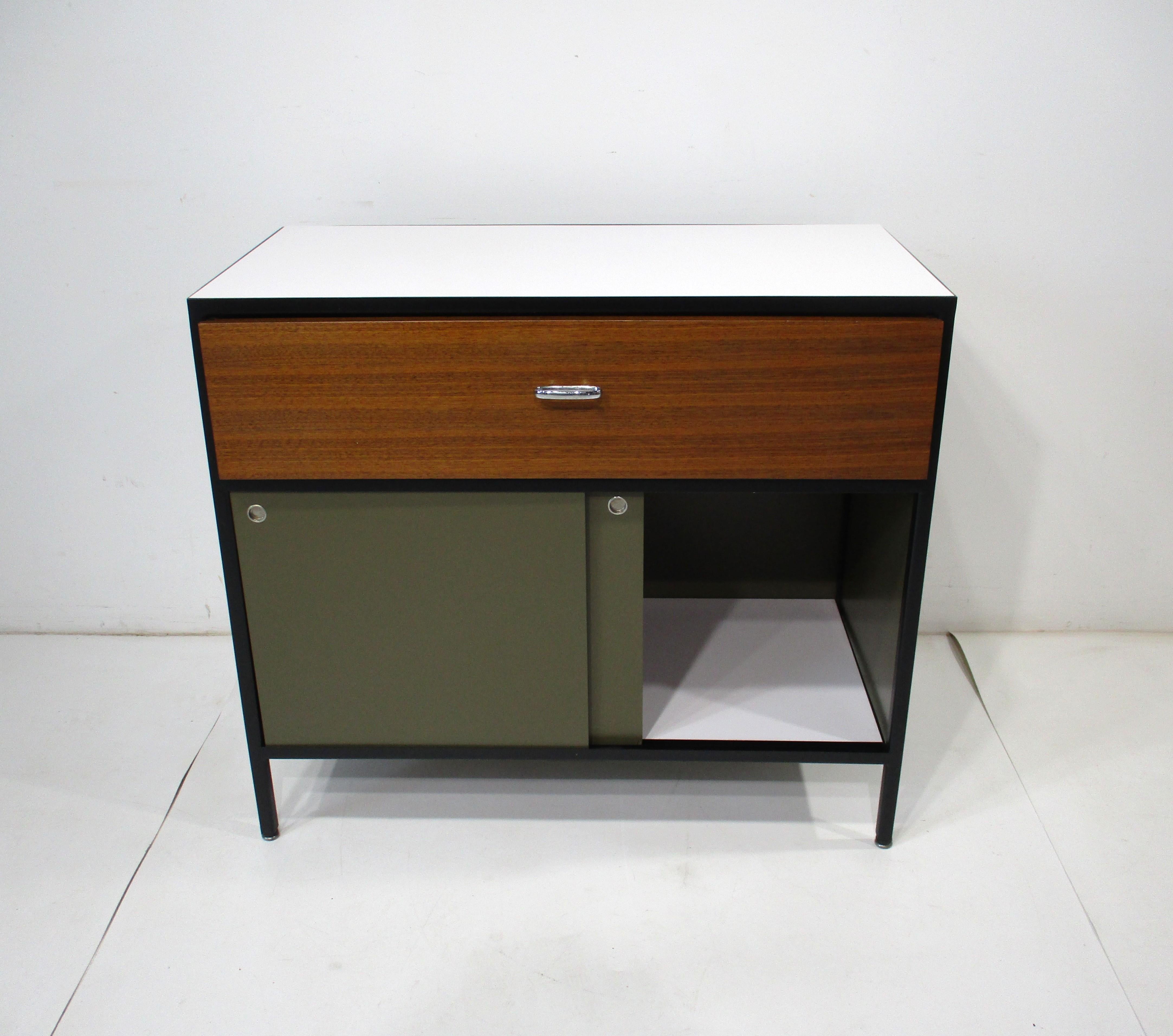 Mid-Century moderno George Nelson, cassapanca in noce con struttura in acciaio per Herman Miller in vendita
