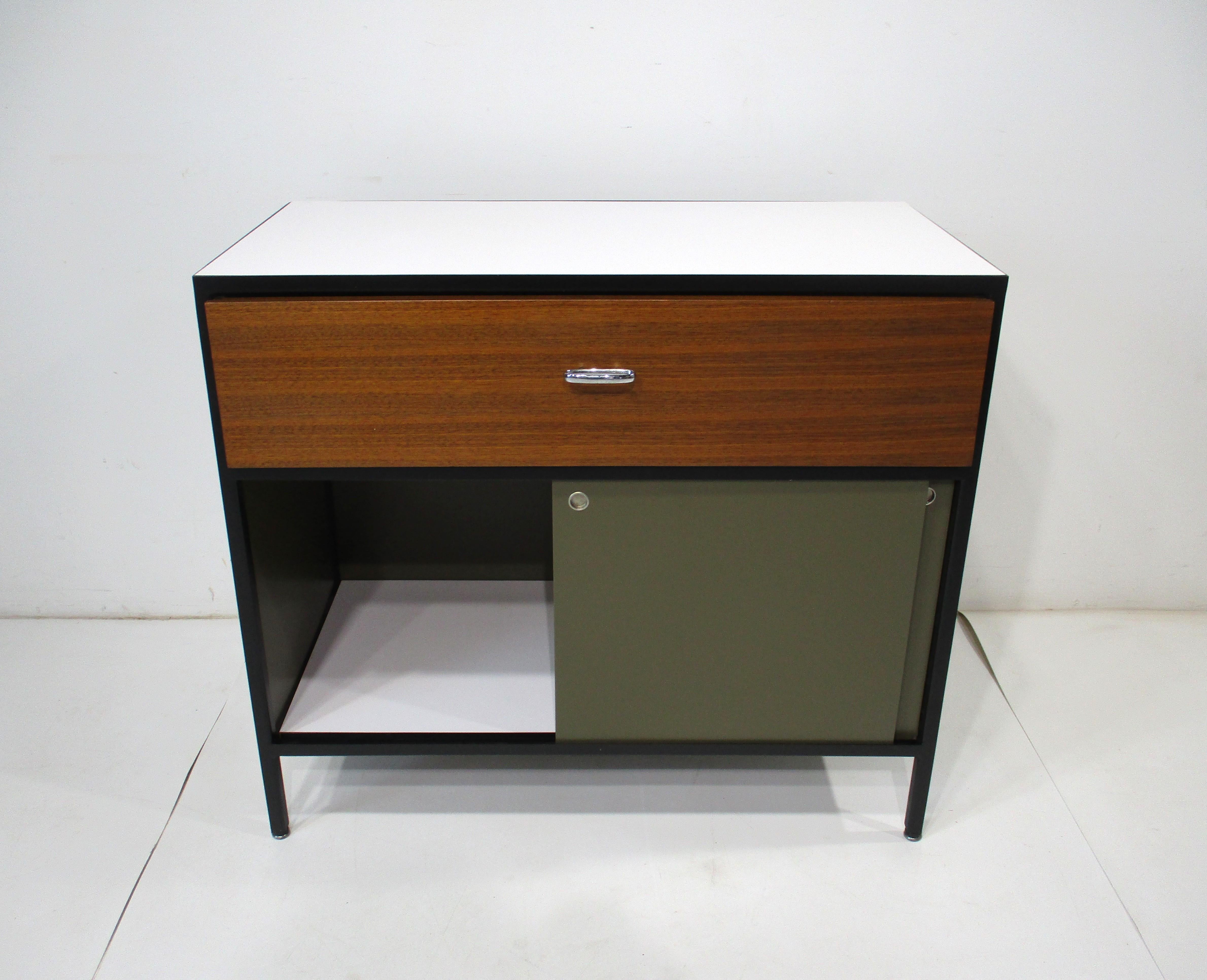 Americano George Nelson, cassapanca in noce con struttura in acciaio per Herman Miller in vendita