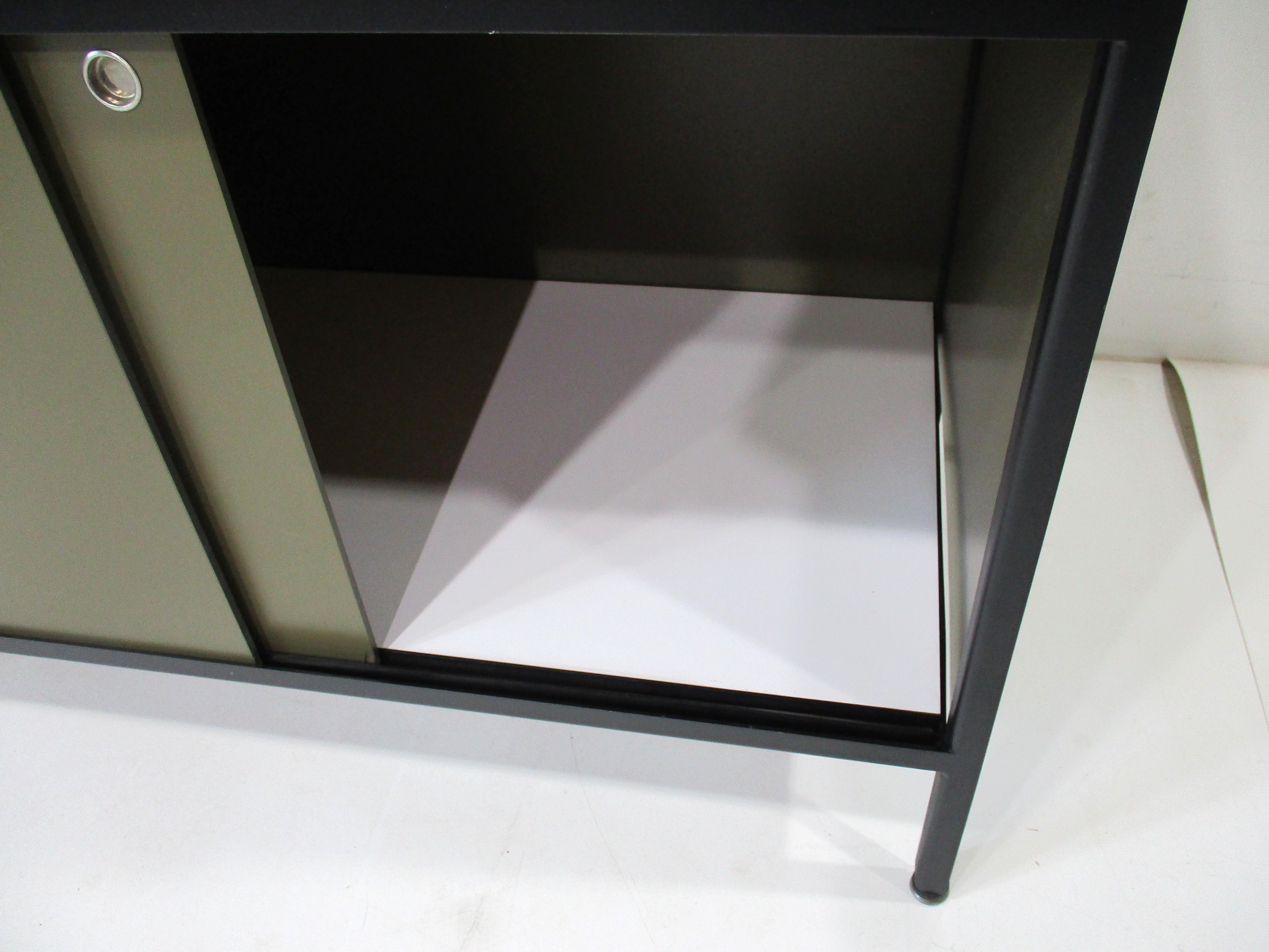 George Nelson, cassapanca in noce con struttura in acciaio per Herman Miller In condizioni buone in vendita a Cincinnati, OH