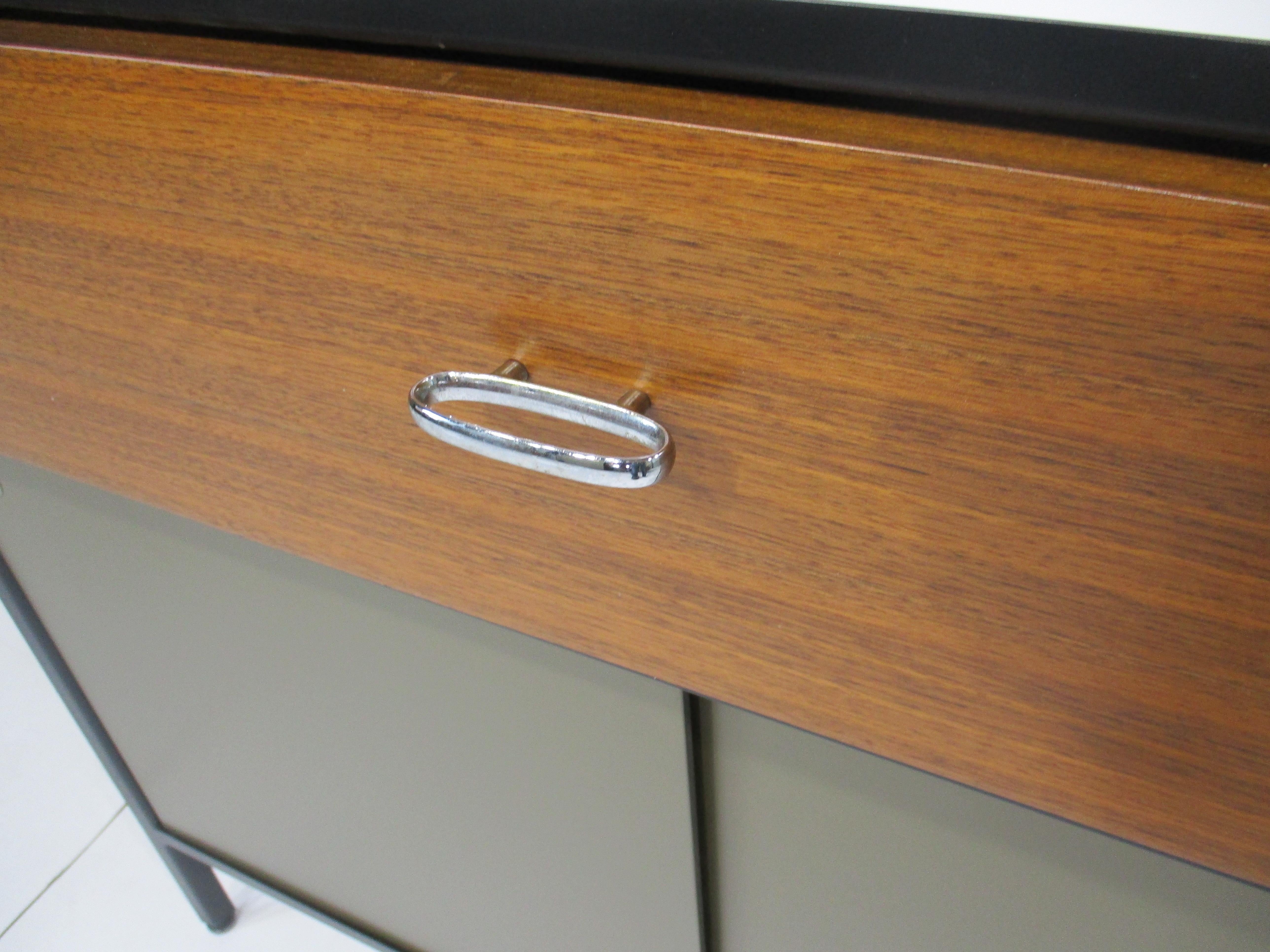 XX secolo George Nelson, cassapanca in noce con struttura in acciaio per Herman Miller in vendita
