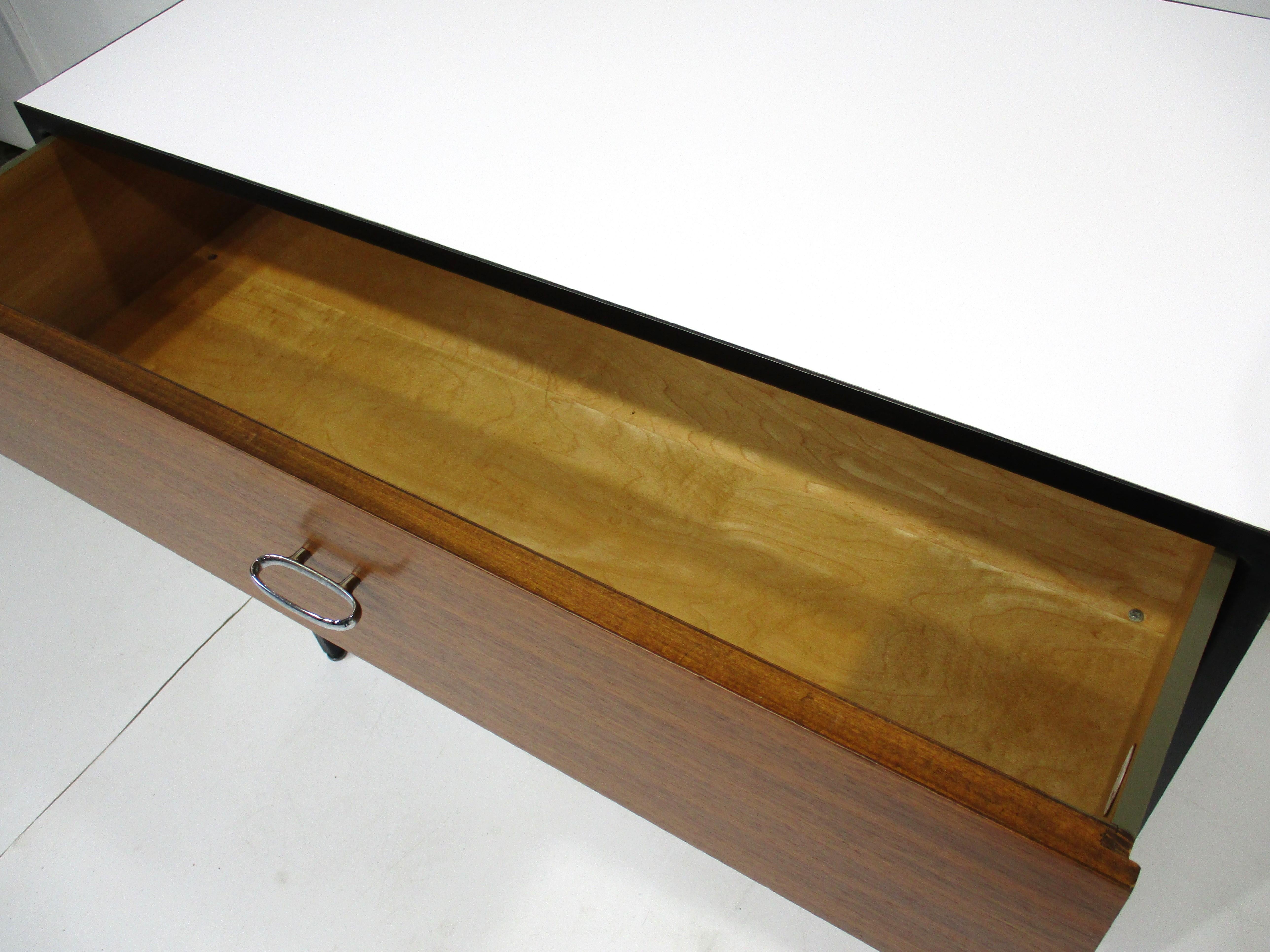 Legno George Nelson, cassapanca in noce con struttura in acciaio per Herman Miller in vendita