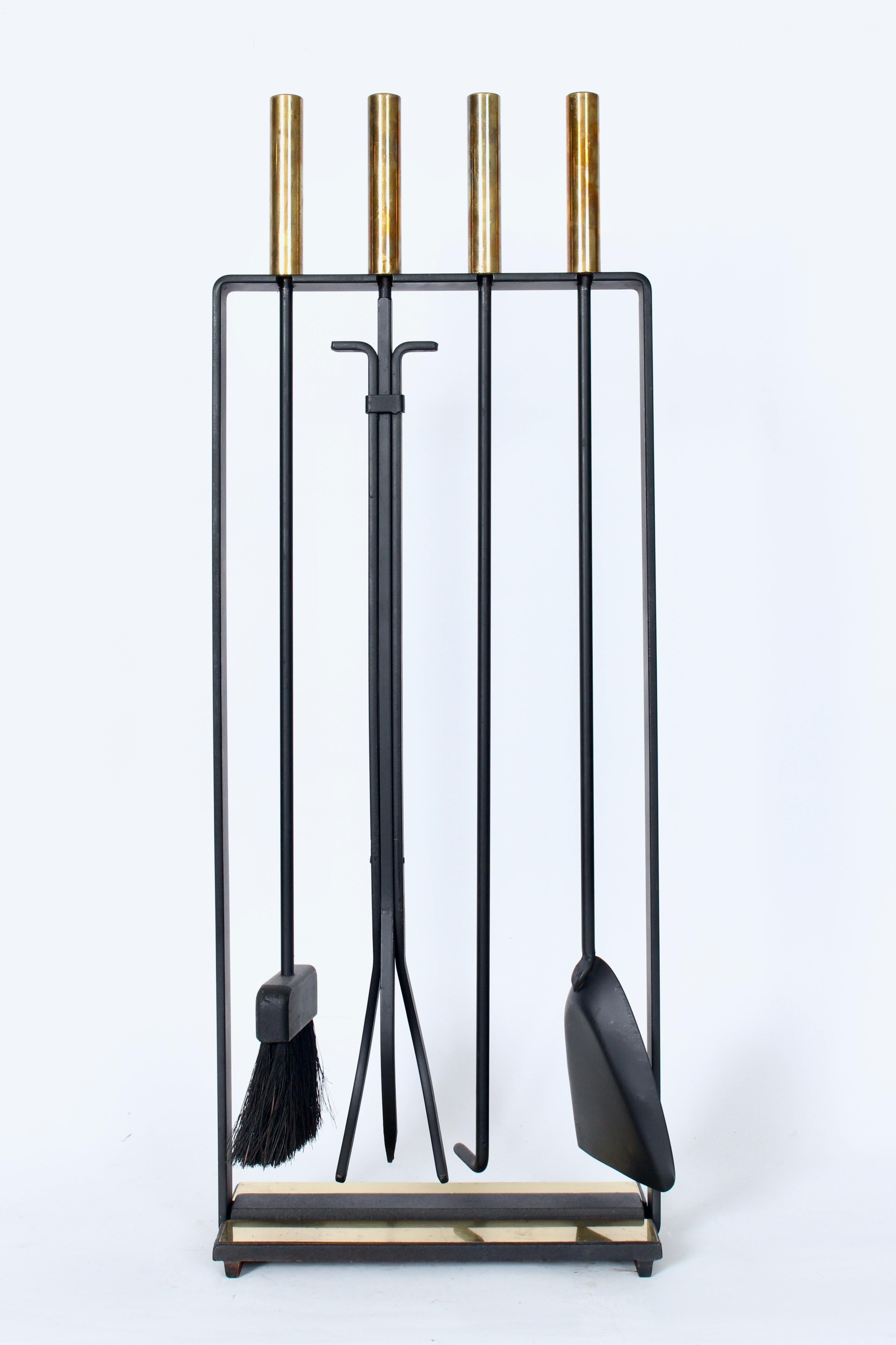 Mid-Century Modern Ensemble d'outils pour le feu en laiton et fonte noire, cinq pièces, avec Stand, de style George Nelson en vente