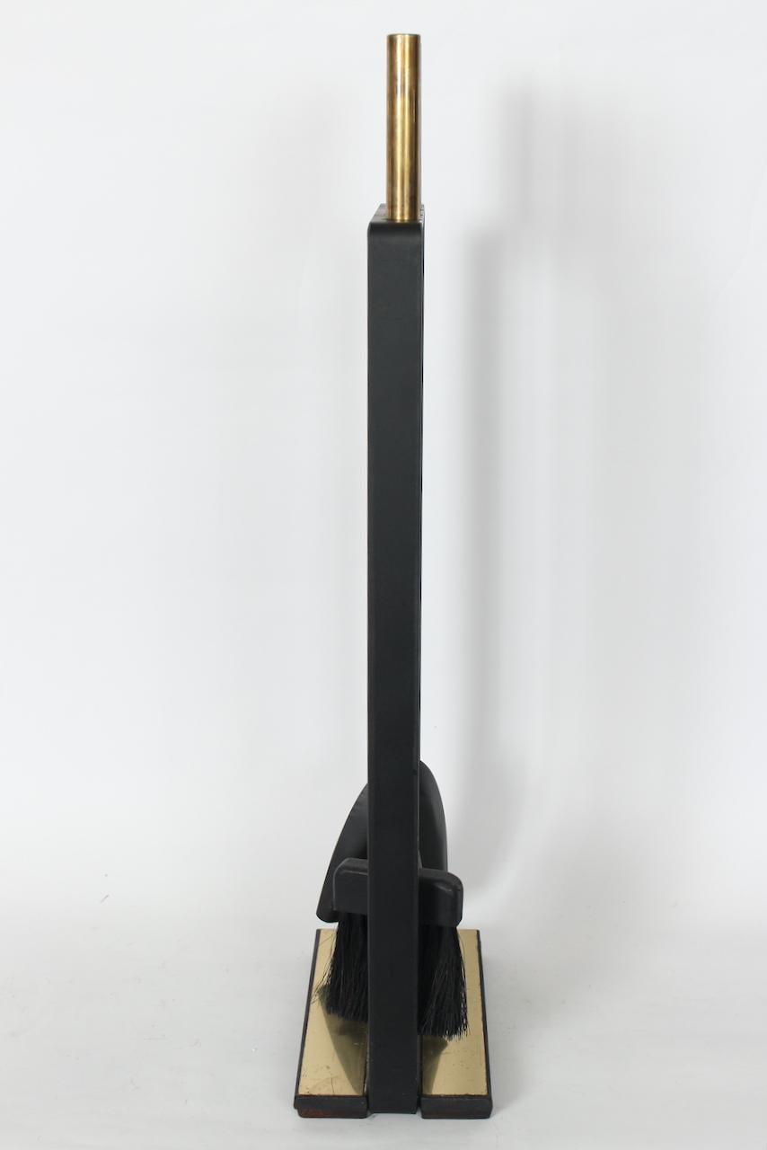 Américain Ensemble d'outils pour le feu en laiton et fonte noire, cinq pièces, avec Stand, de style George Nelson en vente