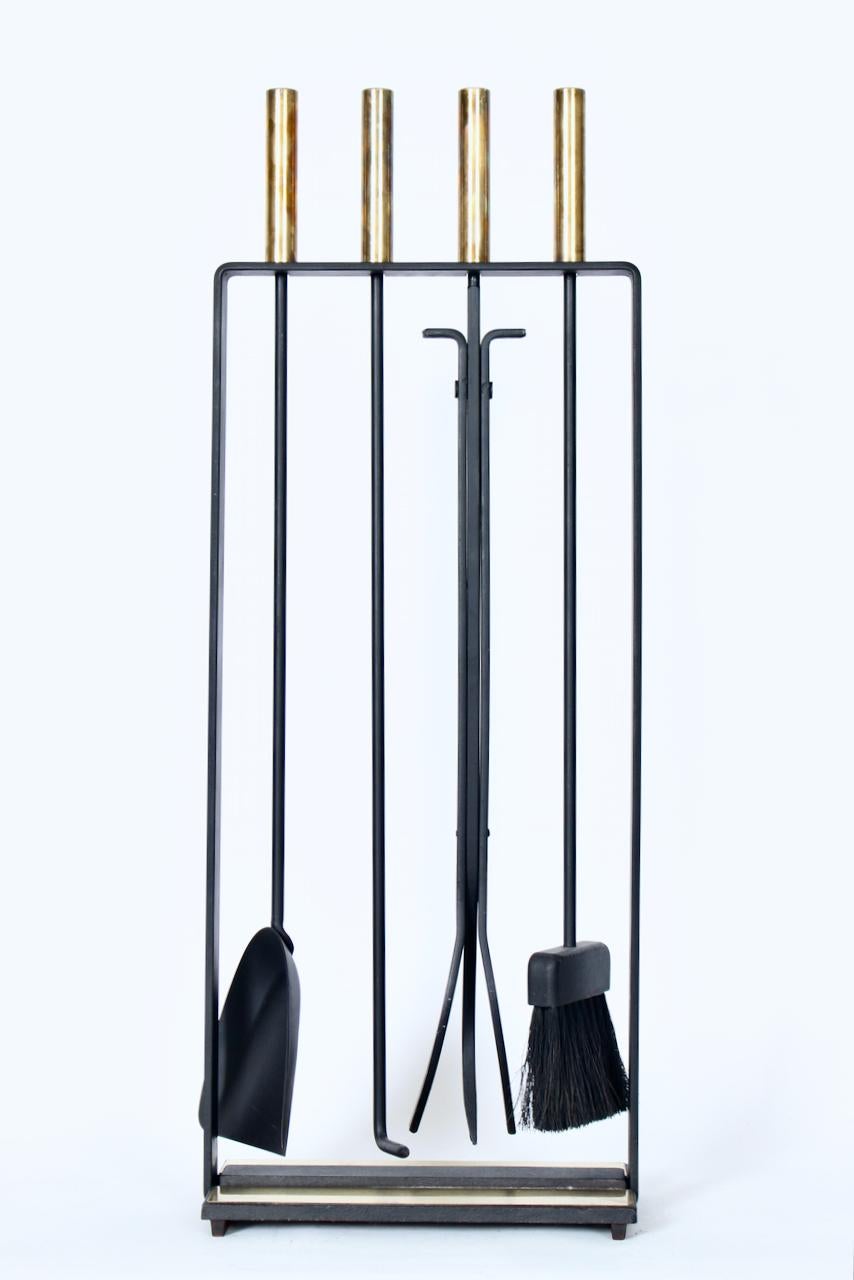 George Nelson Style Fünf Pieces Messing & Schwarz Gusseisen Fire Tool Set mit Stand (Mitte des 20. Jahrhunderts) im Angebot