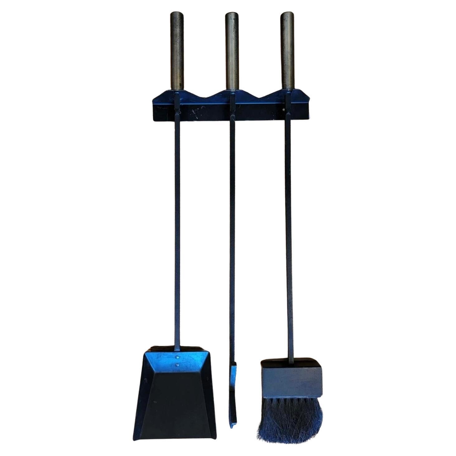 Outils de cheminée muraux en fer et laiton de style George Nelson en vente