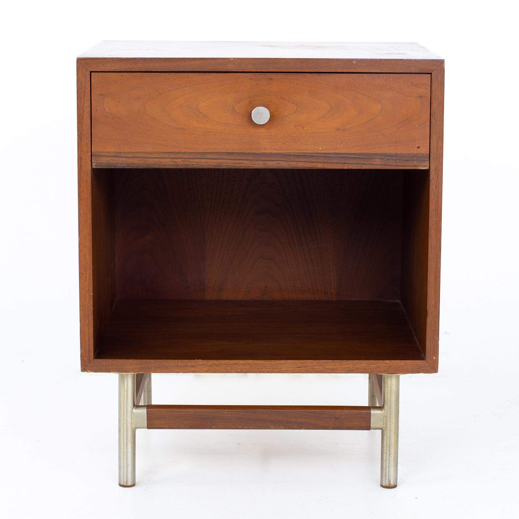 George Nelson Style Kroehler MCM Walnut, Rosewood, Metal Nightstands, Pair In Good Condition In Countryside, IL
