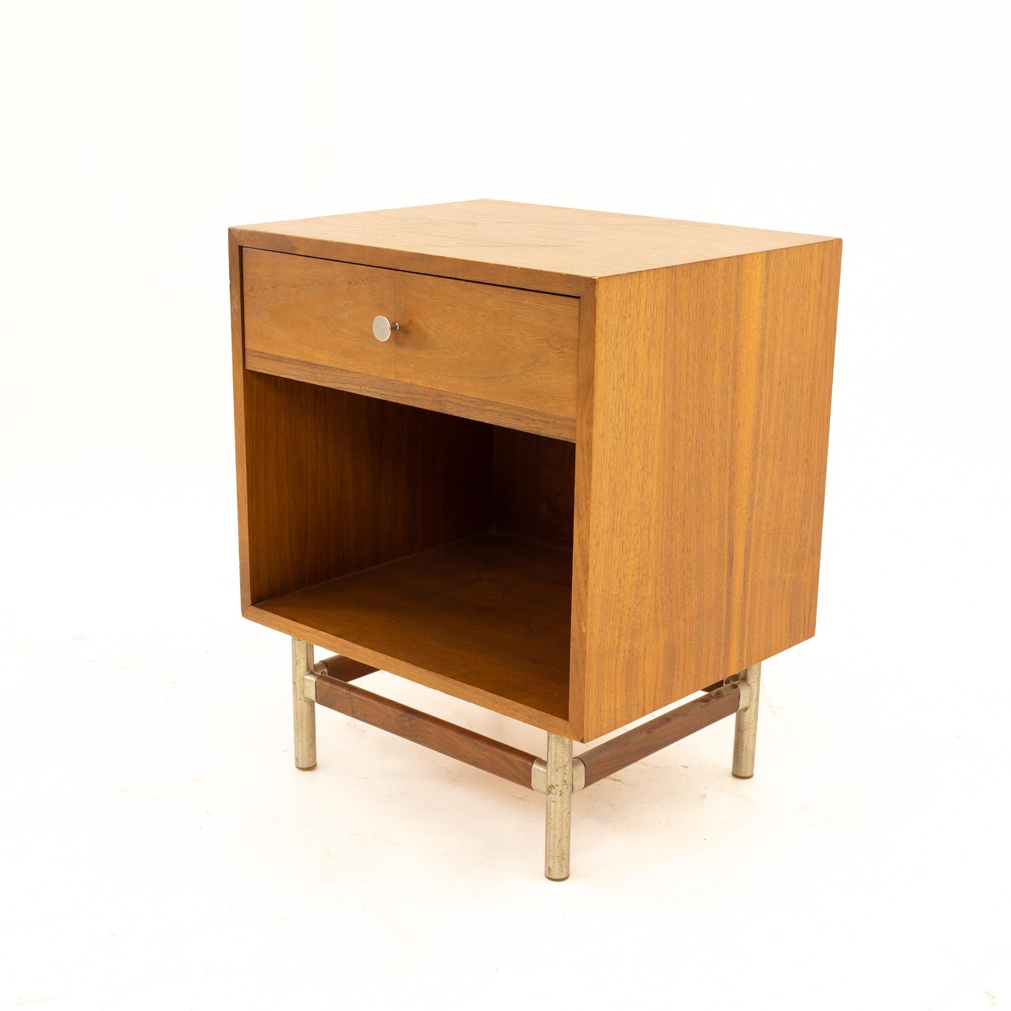 Mid-Century Modern Table de nuit signature Kroehler en noyer mi-siècle de style George Nelson en vente