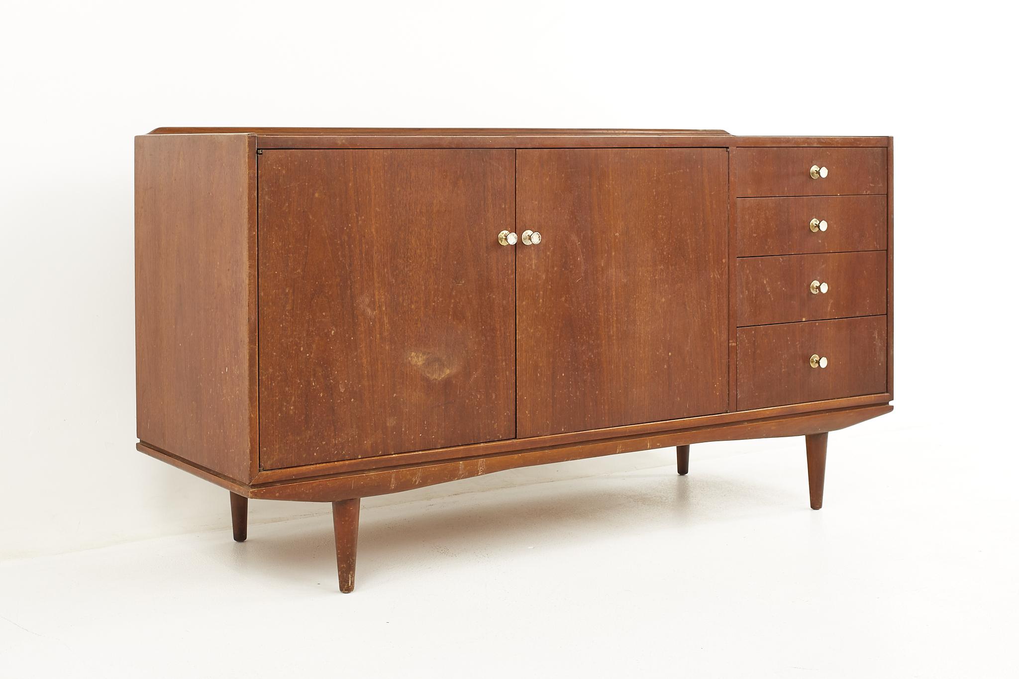 George Nelson Style Morganton Mid-Century Walnut Buffet and Hutch In Good Condition In Countryside, IL