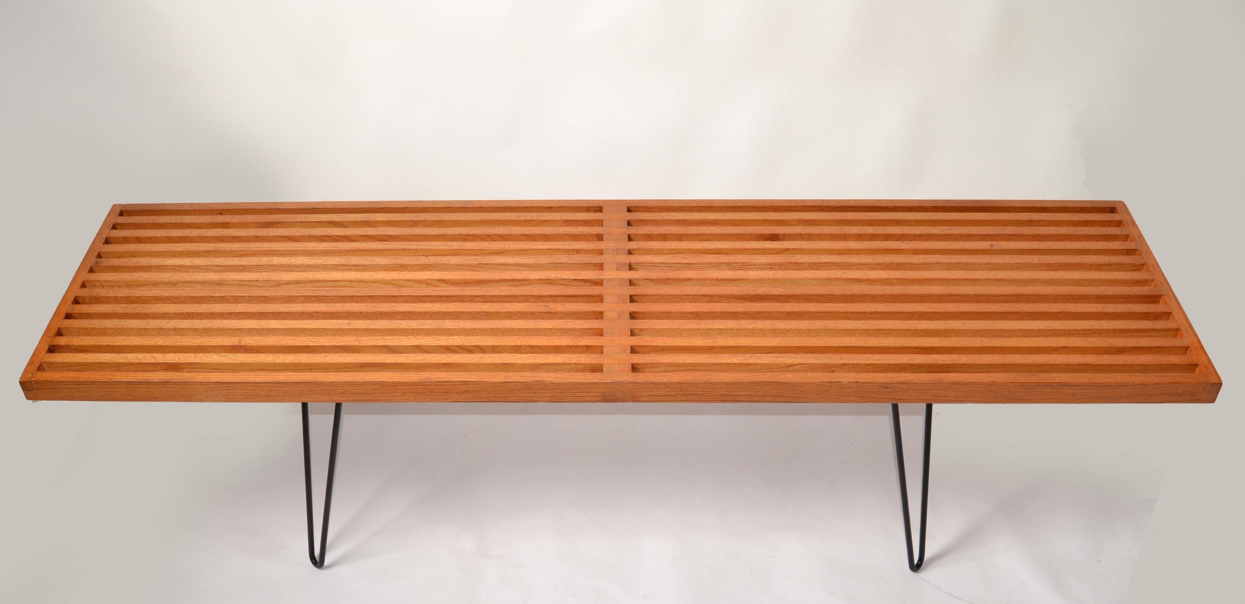 Great Looking Georg Nelson Style Oak Slat Bench with black Steel Hairpin Legs. Knoll attributed Mid-Century Modern Classic Design made in the USA circa 1980s.
Features a dovetailed Slat Seating Plattform supported by 4 black glossy finished Steel