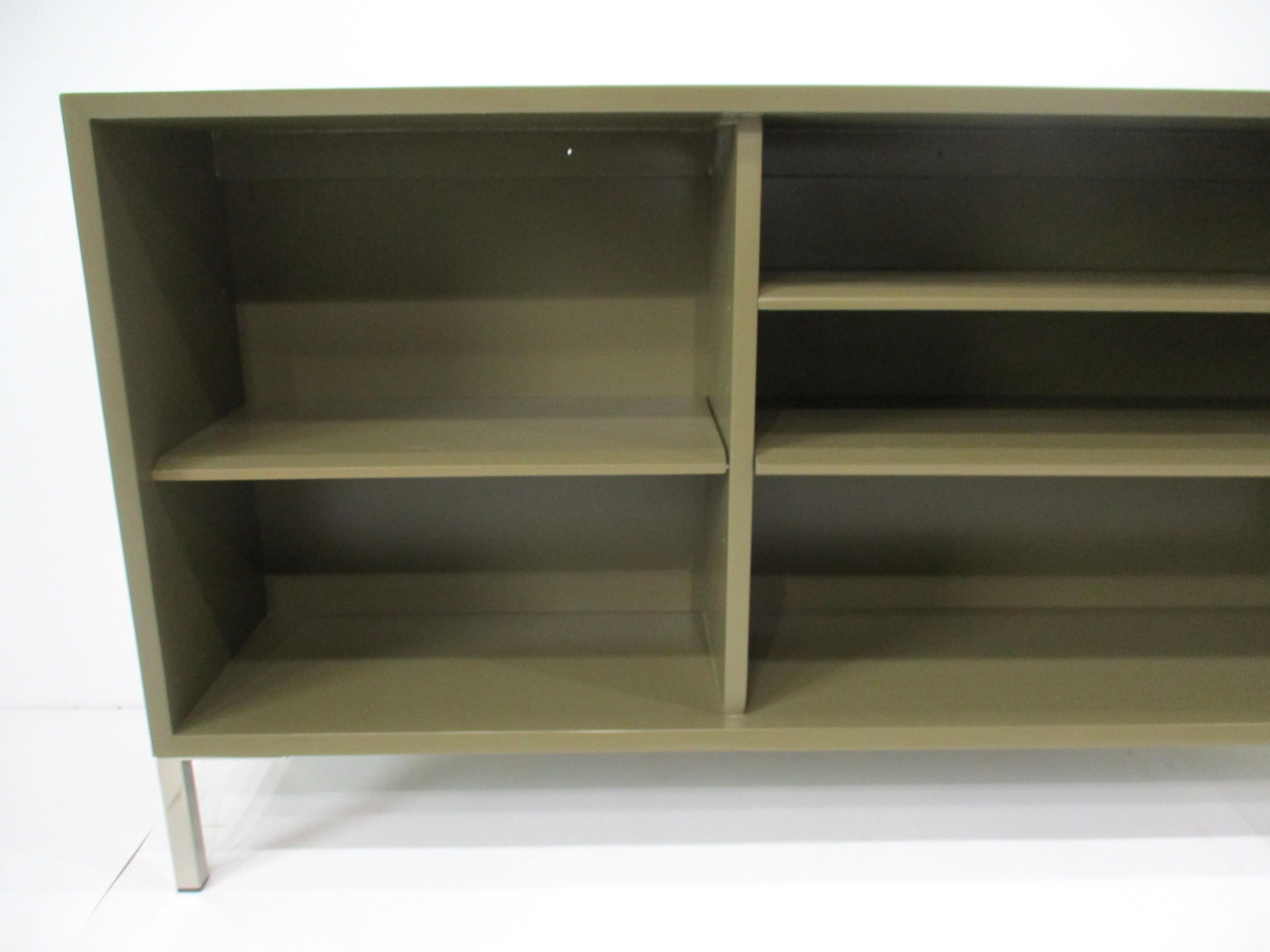 George Nelson Styled Mid Century Bookcase en Bueno estado para la venta en Cincinnati, OH