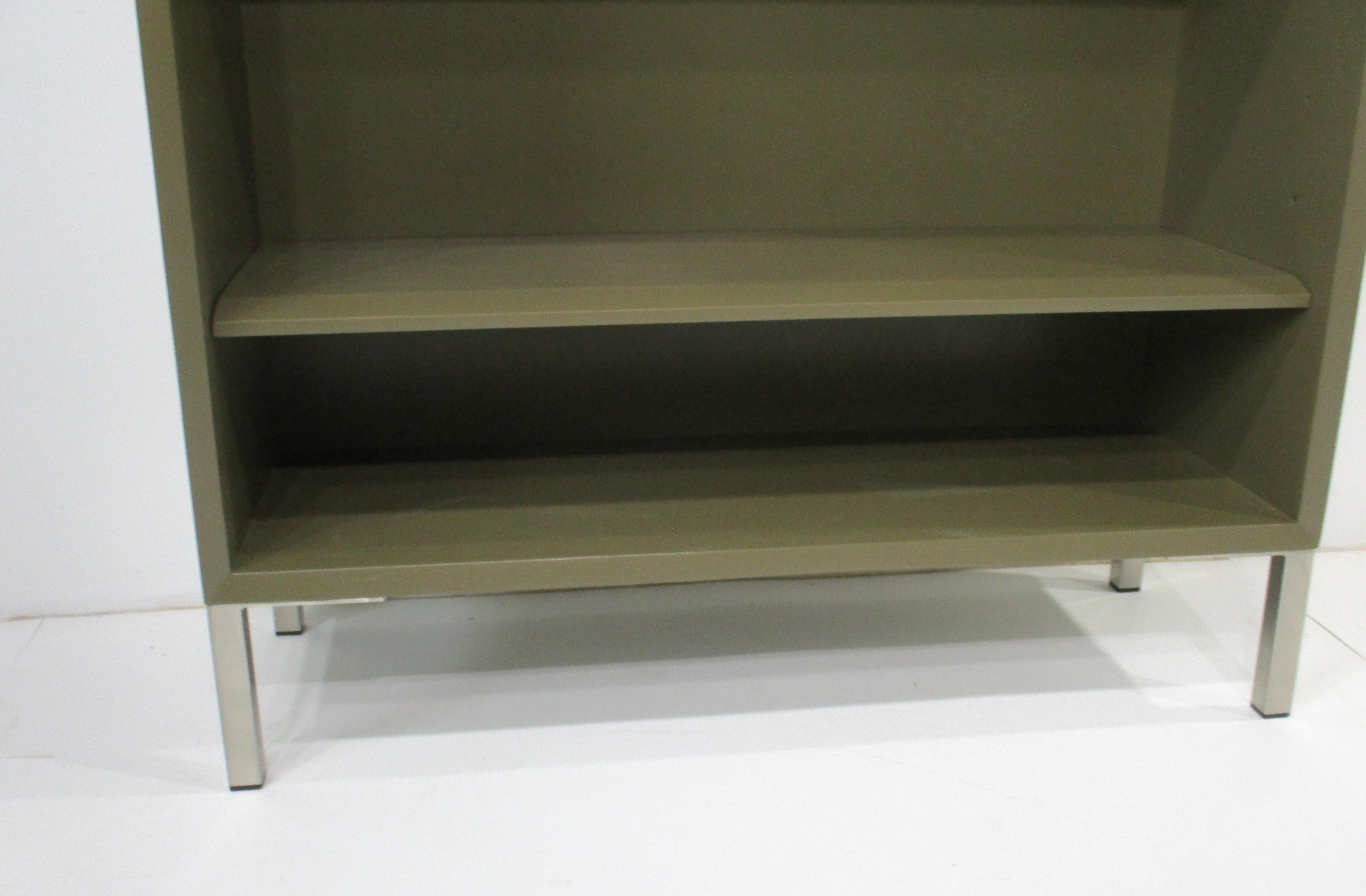 George Nelson Styled Mid Century Bookcase en Bueno estado para la venta en Cincinnati, OH