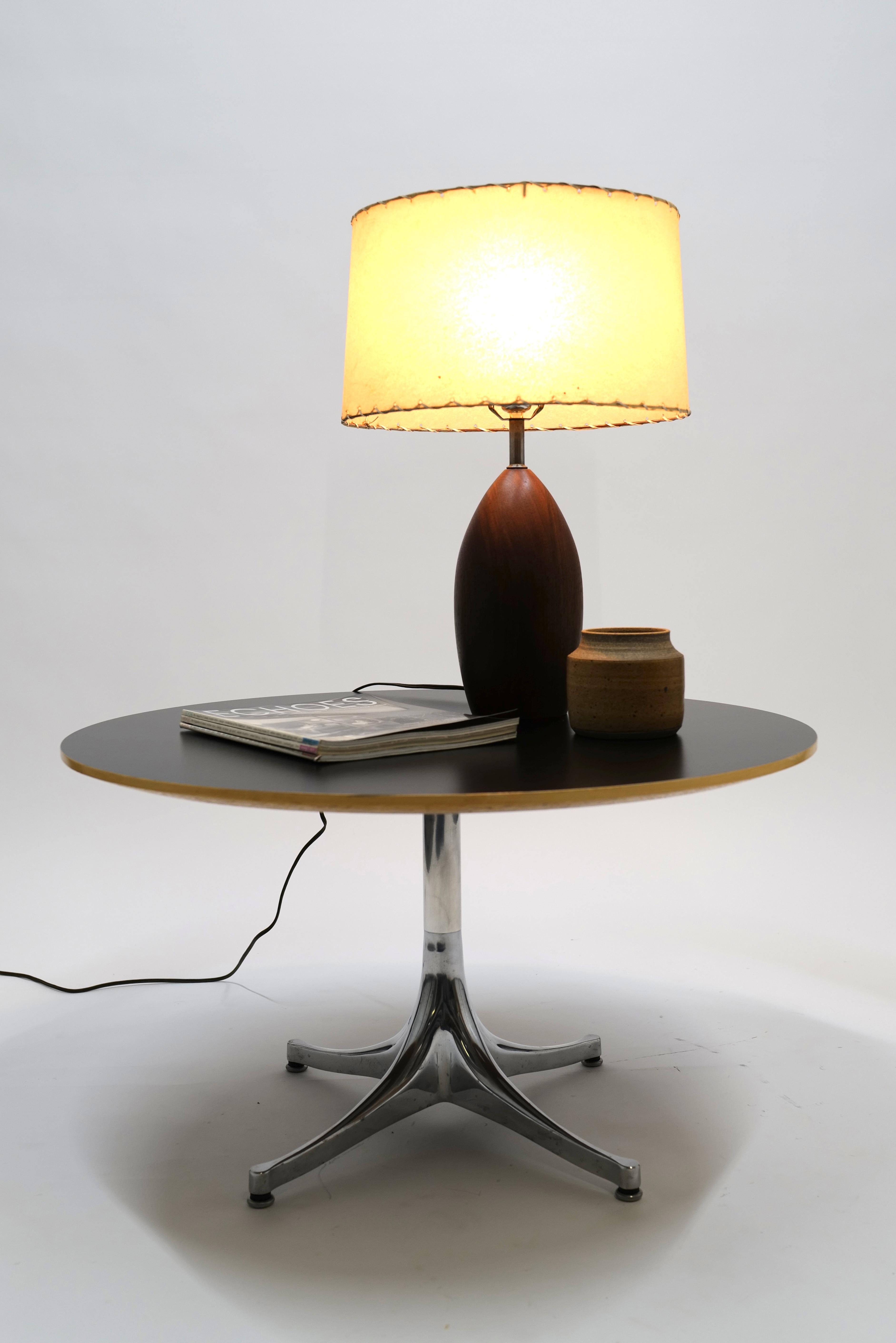 Der von George Nelson entworfene Sockel-Cocktail- oder Beistelltisch von Herman Miller zeichnet sich durch eine schlichte und moderne Ästhetik aus. Die schwarze Platte im Formica-Stil bietet eine haltbare und elegante Oberfläche, die zu einer