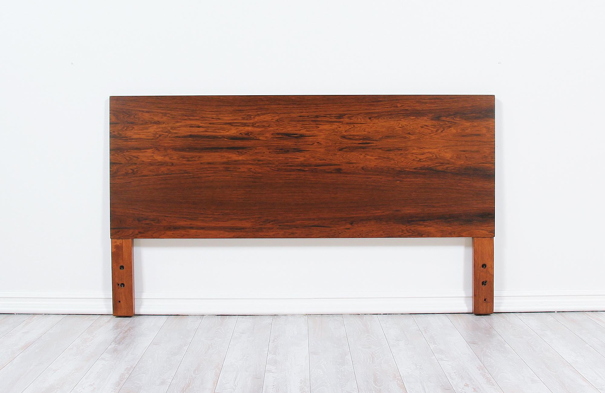 Gorgeous headboard designed by George Nelson for Herman Miller in the United States, circa 1950s. Just like his other pieces from his ‘Thin Edge’ collection, this beautiful headboard is quality crafted in Brazilian rosewood with a richly grained