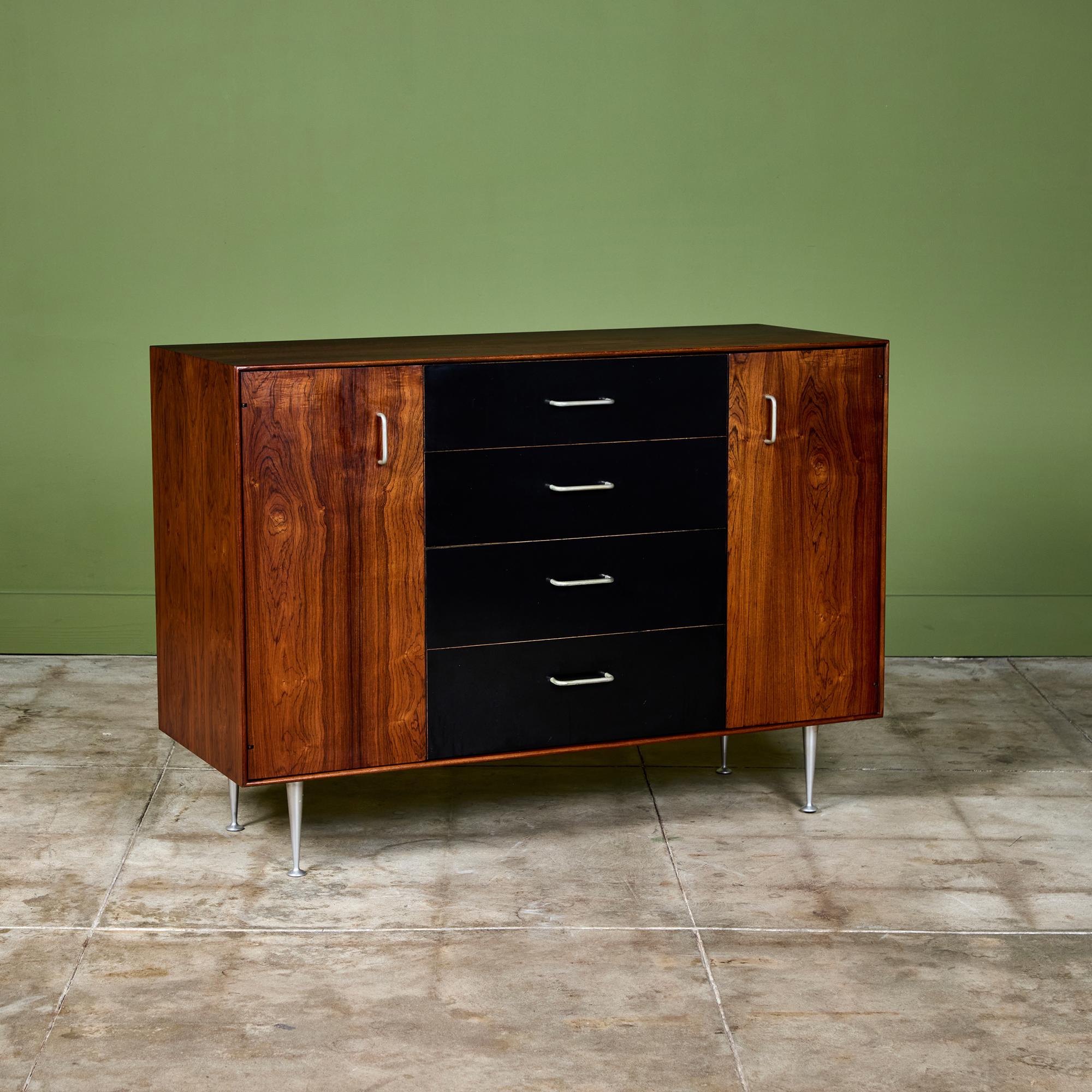 Ein Schrank aus der Thin Edge-Kollektion von George Nelson für Herman Miller, den der Architekt Craig Ellwood für eines seiner Häuser modifiziert hat. Das Design besteht aus einem schlanken Palisandergehäuse mit vier Schubladen aus schwarzem Laminat