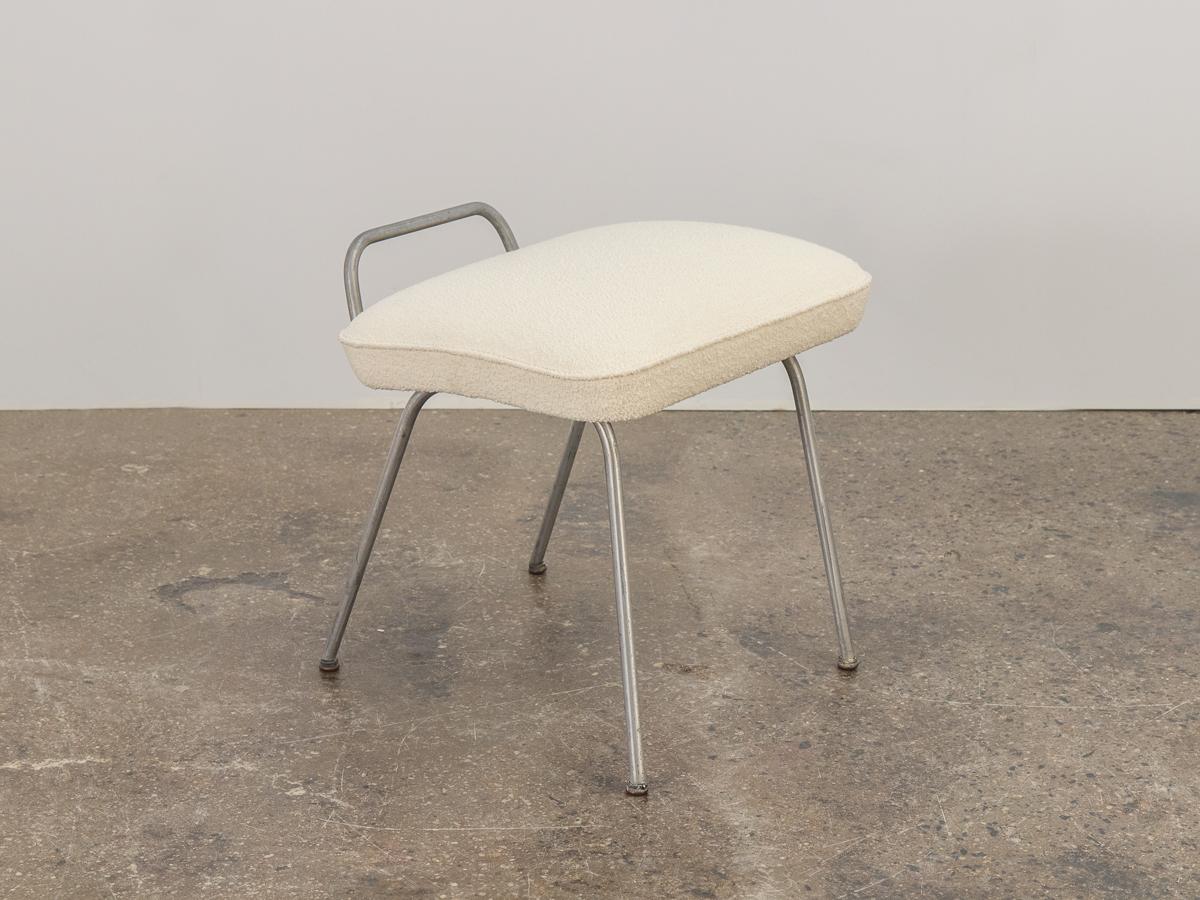 Klassischer Waschtischhocker Modell 4672, entworfen von George Nelson. Plüschiger, rechteckiger Sitz, der anmutig auf einem Sockel aus gebürstetem Aluminium thront. Das minimalistische Design und die kompakte Größe machen ihn zu einem attraktiven