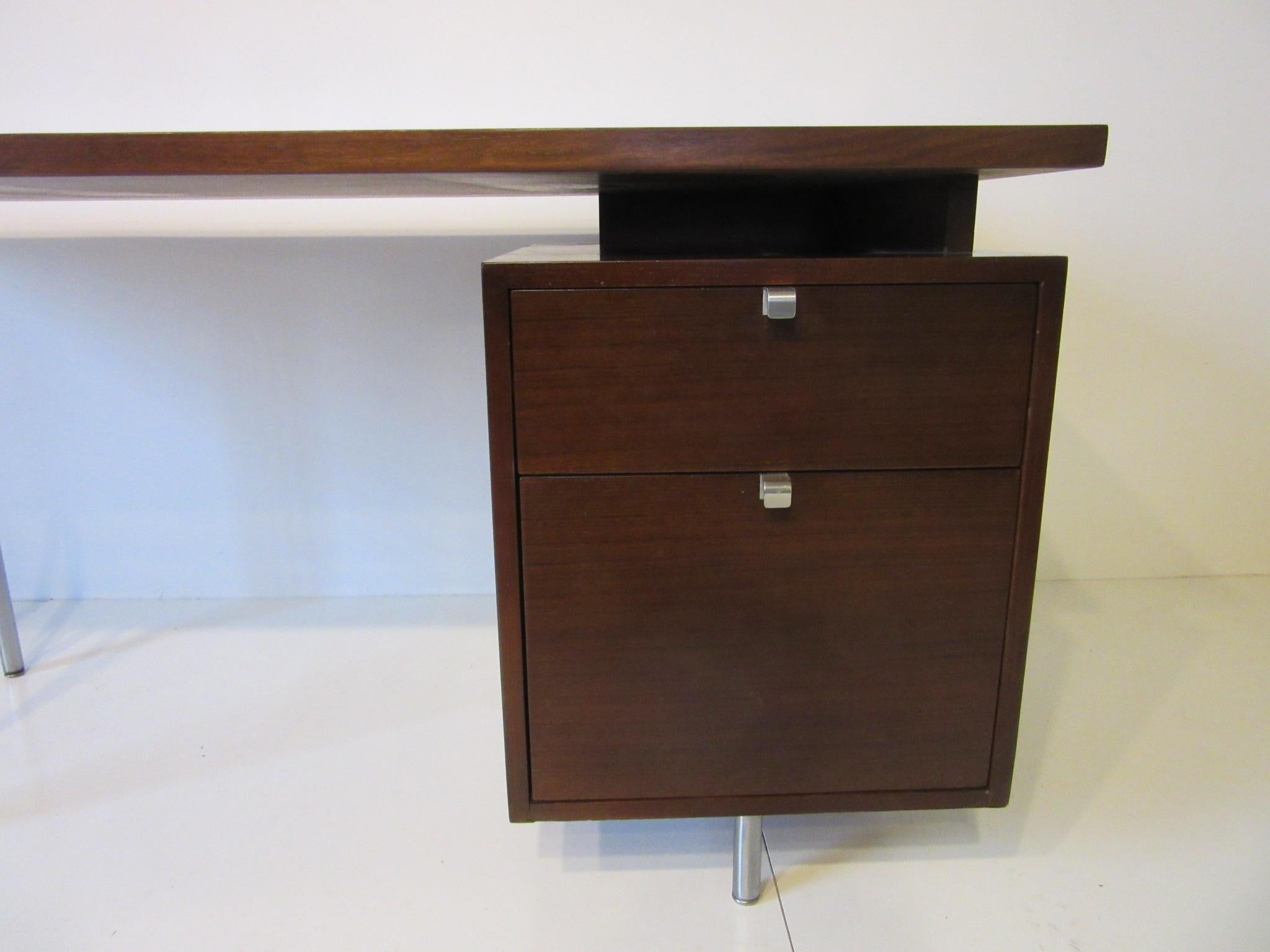 George Nelson Walnut Desk by Herman Miller In Good Condition In Cincinnati, OH