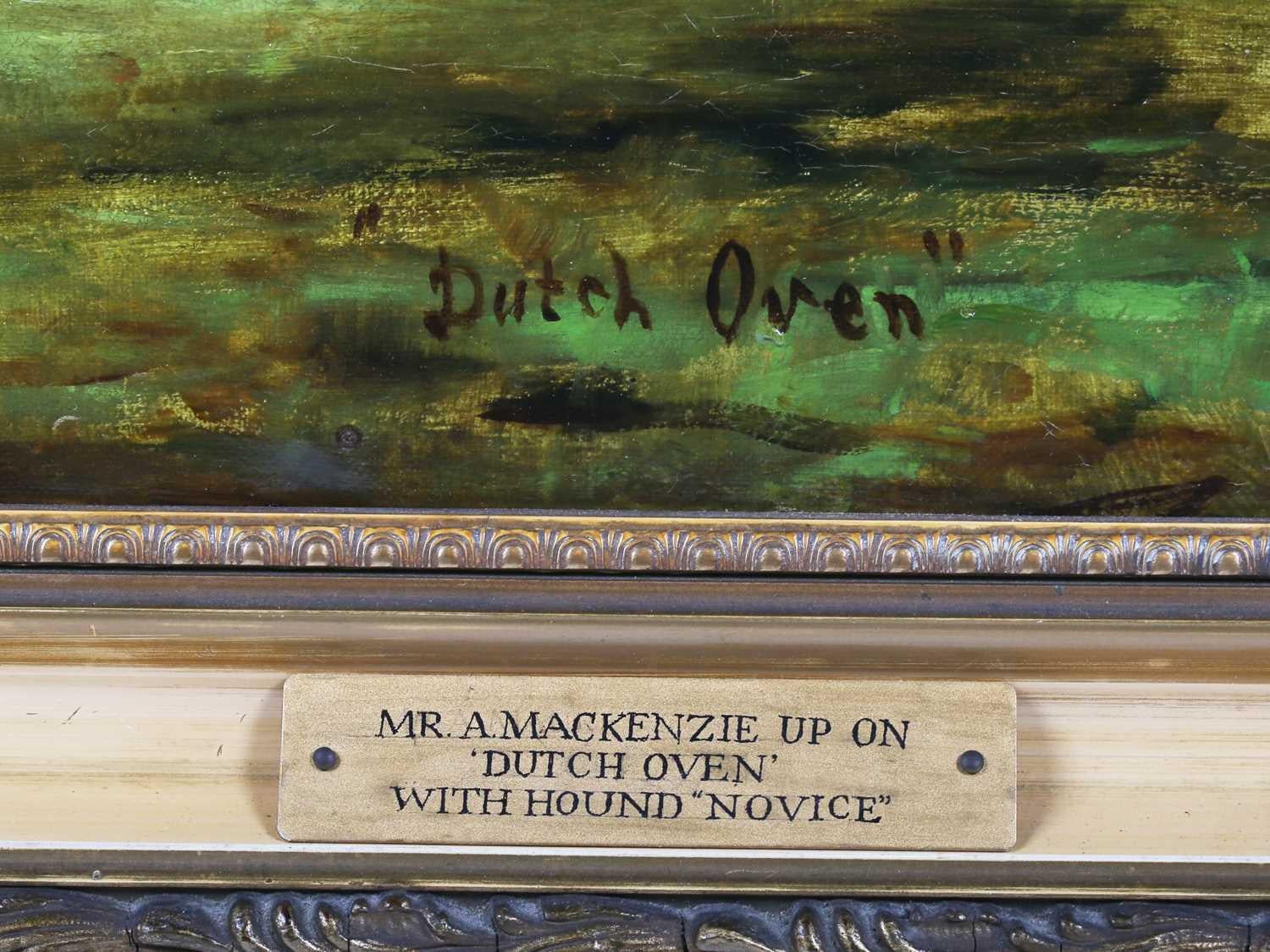 Una bella  dipinto a olio su tela raffigurante un cavallo e un cavaliere con segugi.
Questa tradizionale scena di campagna mostra il cavaliere che indossa la sua giacca da caccia rossa, identificato come il signor Mackenzie che cavalca il 