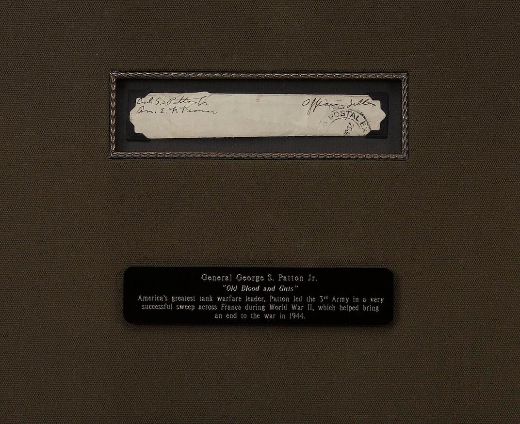 Angeboten wird eine Collage zu Ehren von General George S. Patton JR. Diese Collage zeigt Pattons Unterschrift auf einem Briefumschlag, der am 20. Januar 1919 abgestempelt wurde. Patton hat das Papier mit 