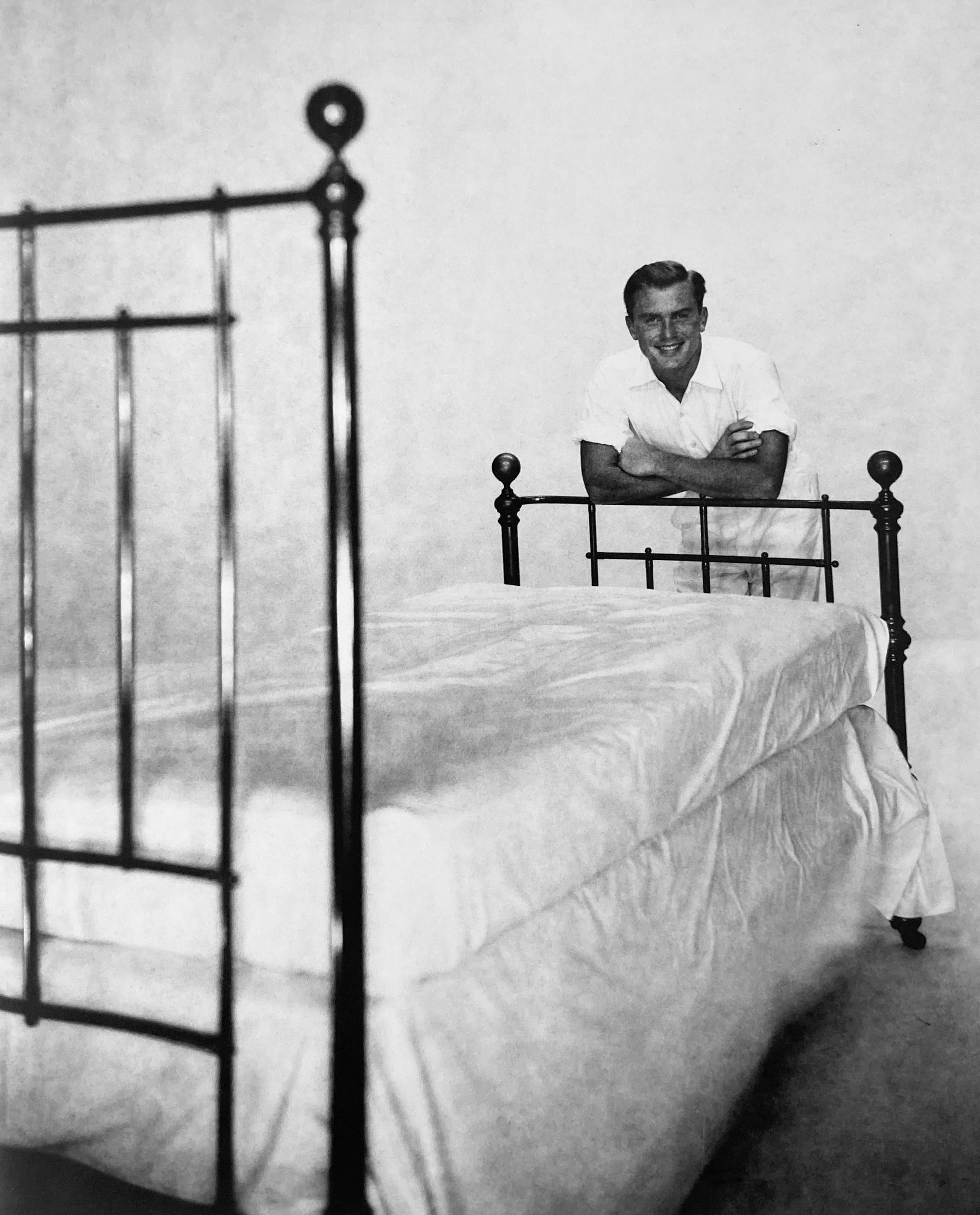 Alexander Jensen Yow Lenkt sich auf das Bett – Photograph von George Platt Lynes