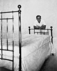 Alexander Jensen Yow s'appuyant sur un lit