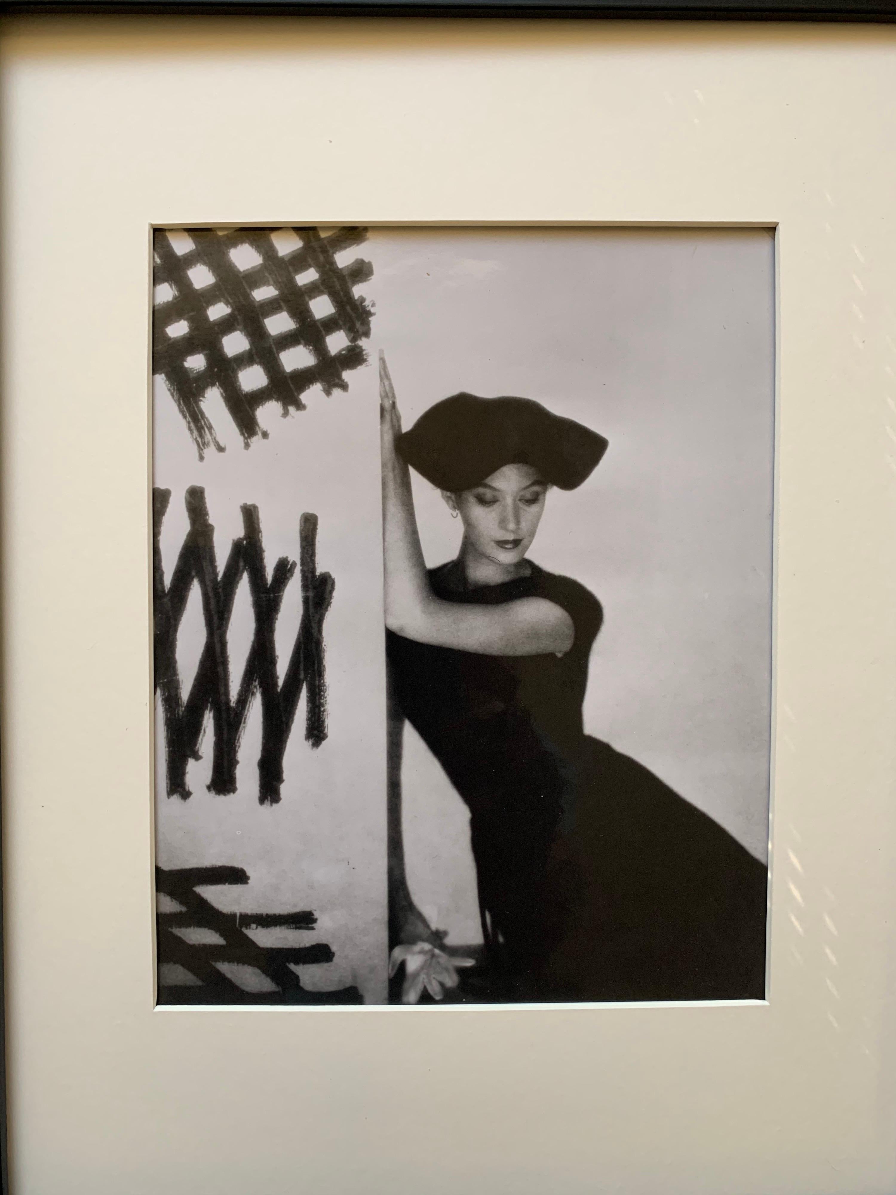 Diese Silbergelatinefotografie wurde in den 1990er Jahren in New York City vom Originalnegativ abgezogen. George Platt Lynes (1907 bis 1955) war ein legendärer Modefotograf, der Berühmtheiten und Mode für die Zeitschrift Vogue fotografierte. Seine