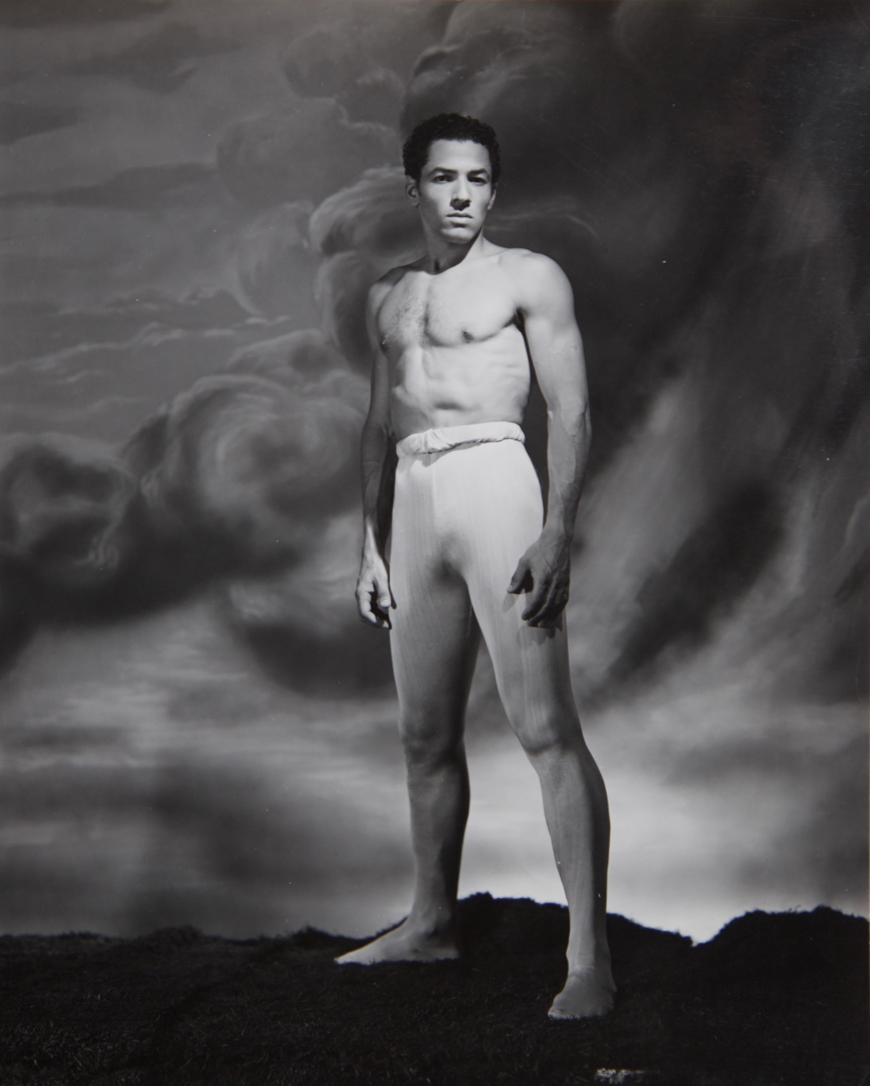 George Platt Lynes Fotografía nº 11 del bailarín Francisco Monción 1949.

Rara fotografía original en gelatina de plata de 1949 de George Platt Lynes del bailarín Francisco Monción. Estampado en el reverso: GEORGE PLATT LYNES. La foto mide 7 3/4 x 9