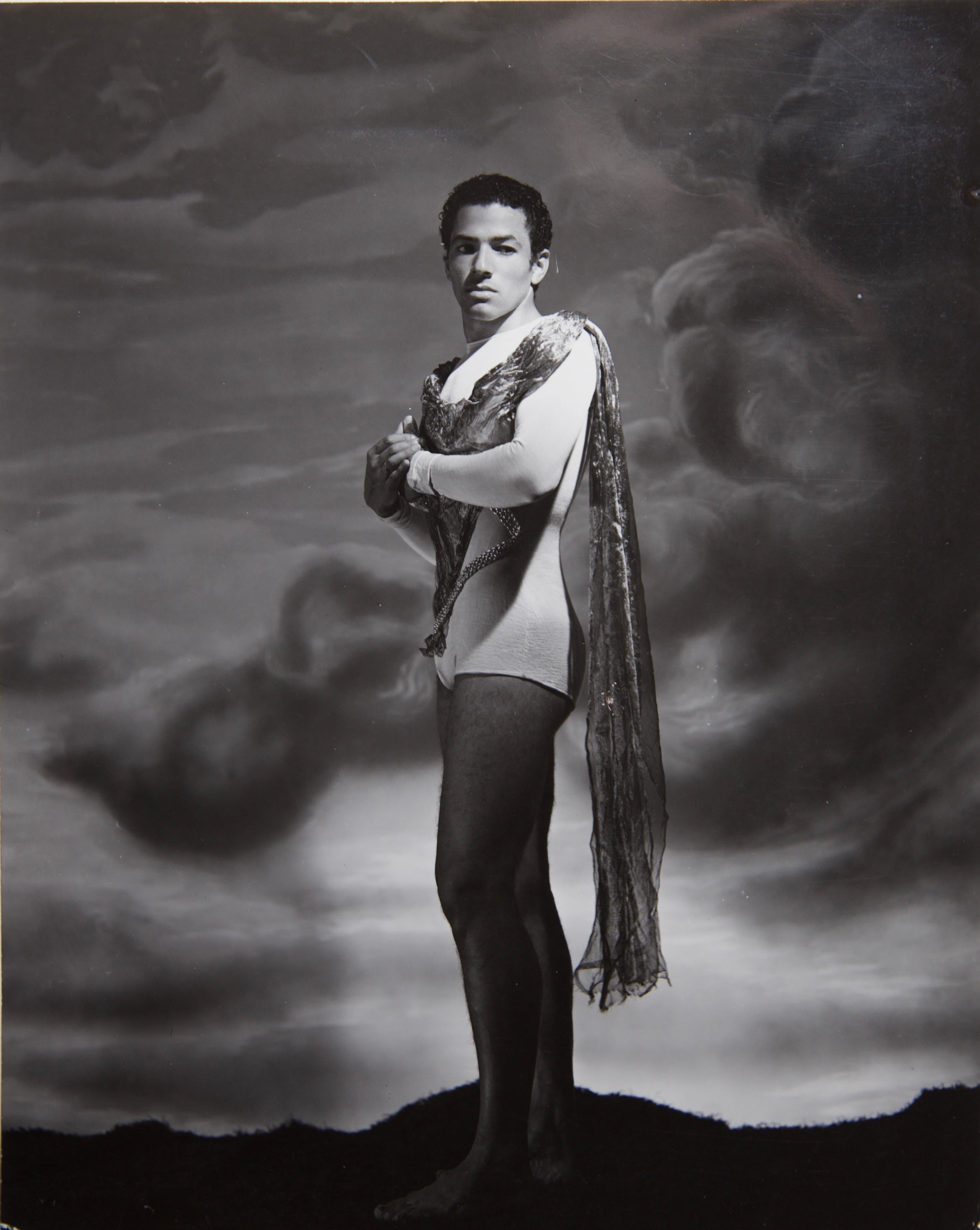 George Platt Lynes Fotografía nº 7 del bailarín Francisco Monción 1949.

Rara fotografía original en gelatina de plata de 1949 de George Platt Lynes del bailarín Francisco Monción. Estampado en el reverso: GEORGE PLATT LYNES. La foto mide 7 3/4 x 9