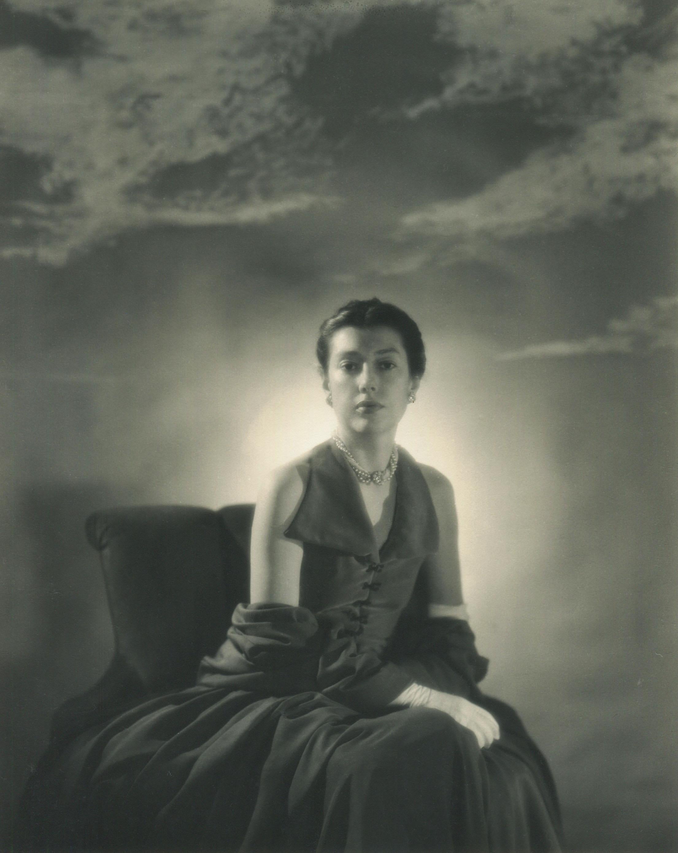 George Platt Lynes Black and White Photograph – Porträt einer sitzenden Frau