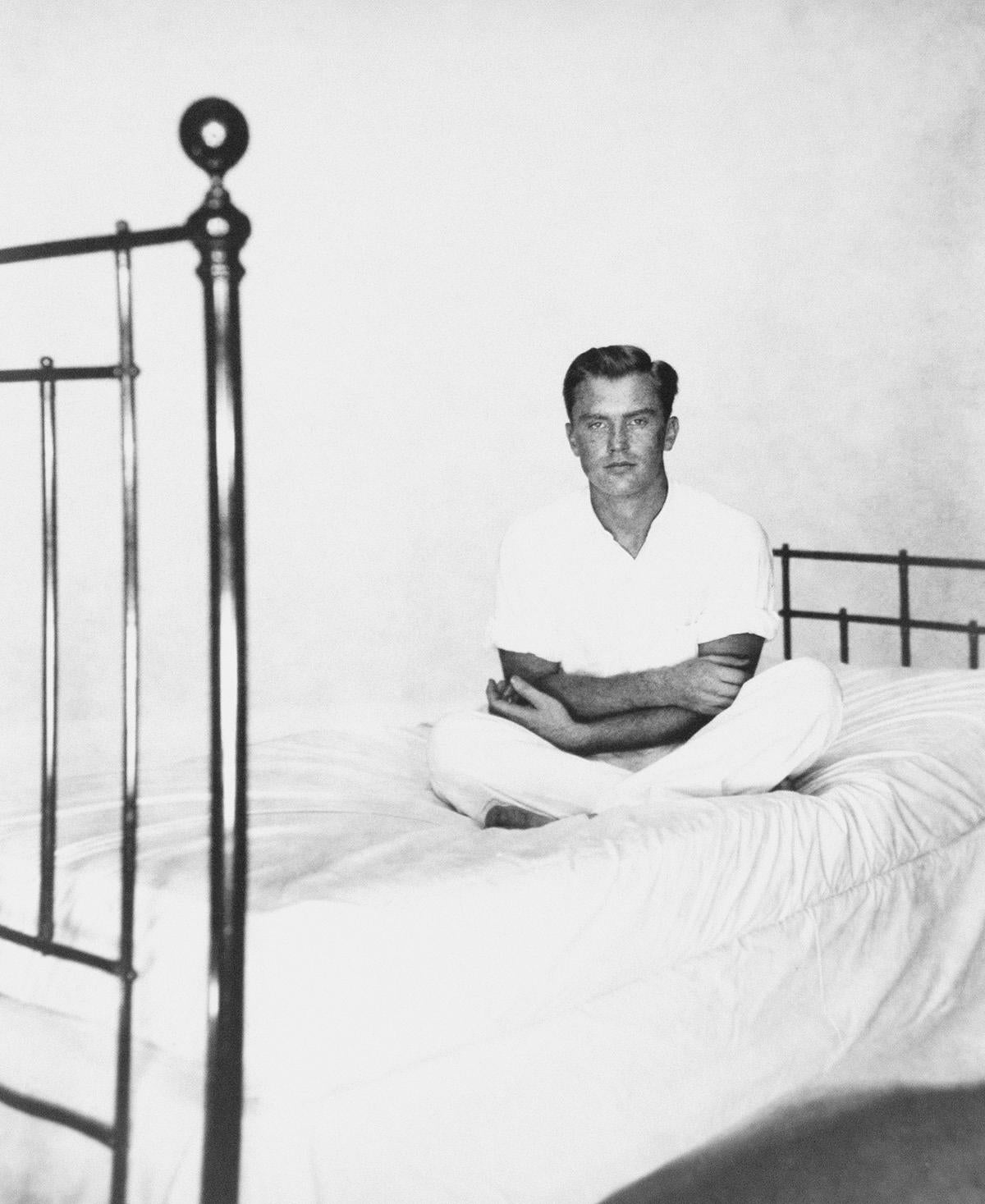Portrait de Yow d'Alexander Jensen sur lit - Photograph de George Platt Lynes