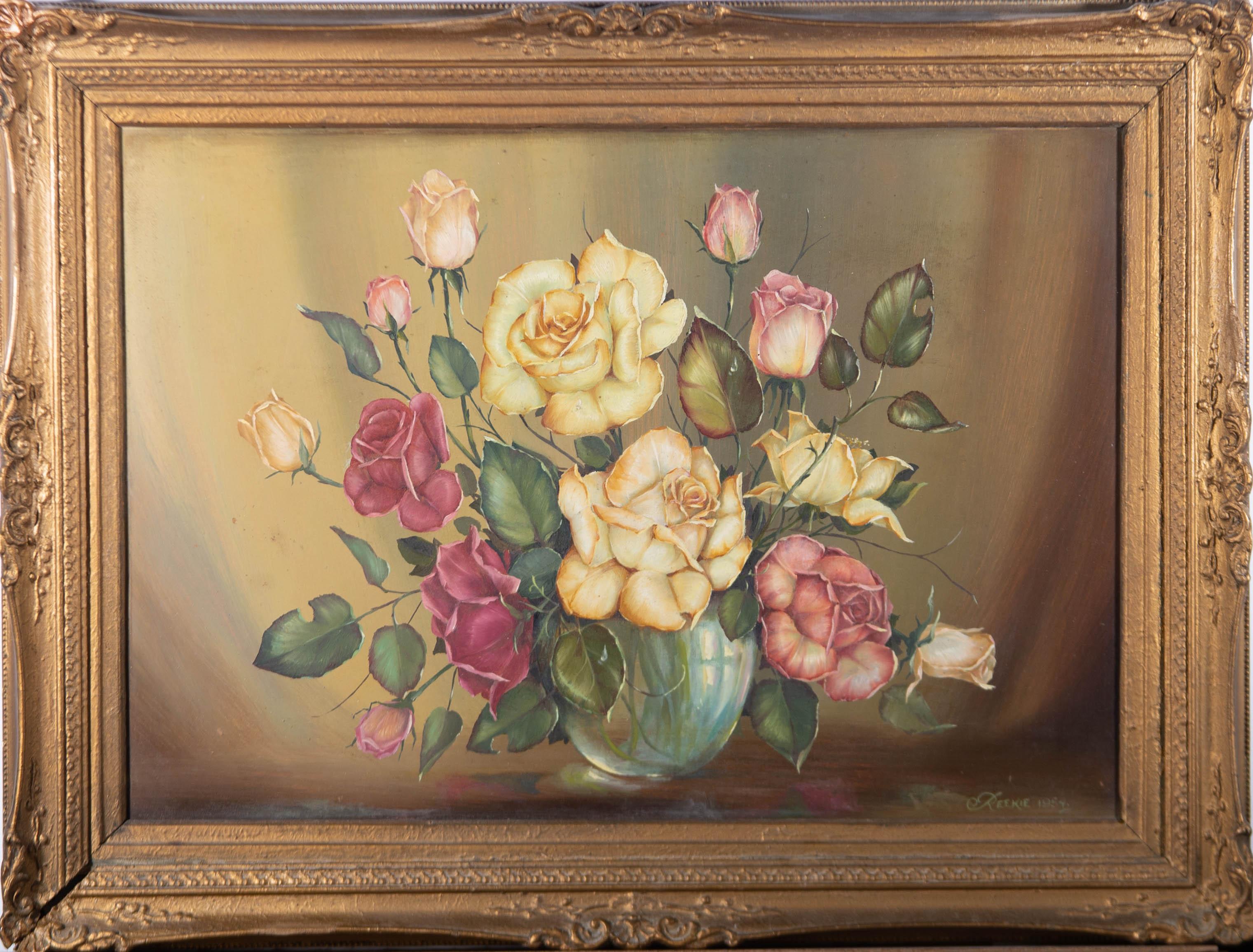 Une belle peinture à l'huile de George Reekie, représentant une nature morte de roses dans un vase transparent. Signé et daté dans le coin inférieur droit. Bien présenté dans un cadre orné à effet doré. A bord.
