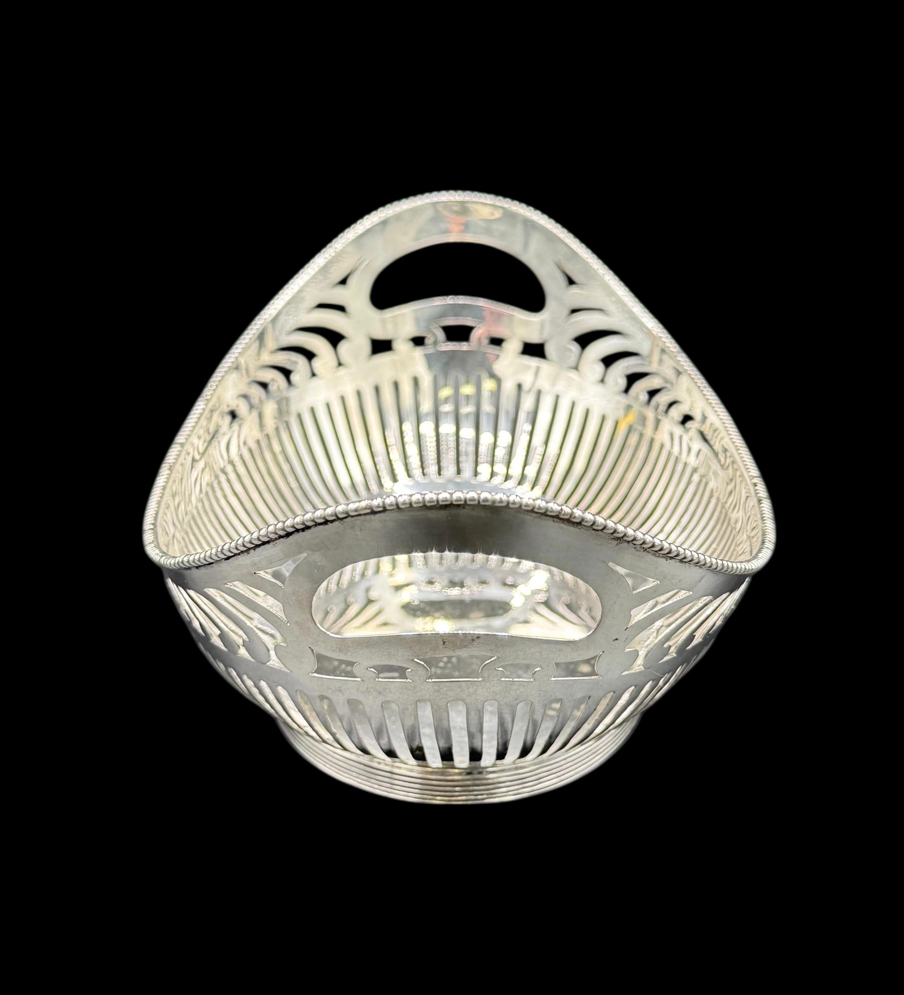 Cestino per il pane in argento sterling George Reid 

Ecco un meraviglioso calamaio da viaggio in vetro tagliato di epoca previttoriana montato in argento sterling. Il calamaio è oblungo con il corpo tagliato a chiocciola. Il bordo superiore in