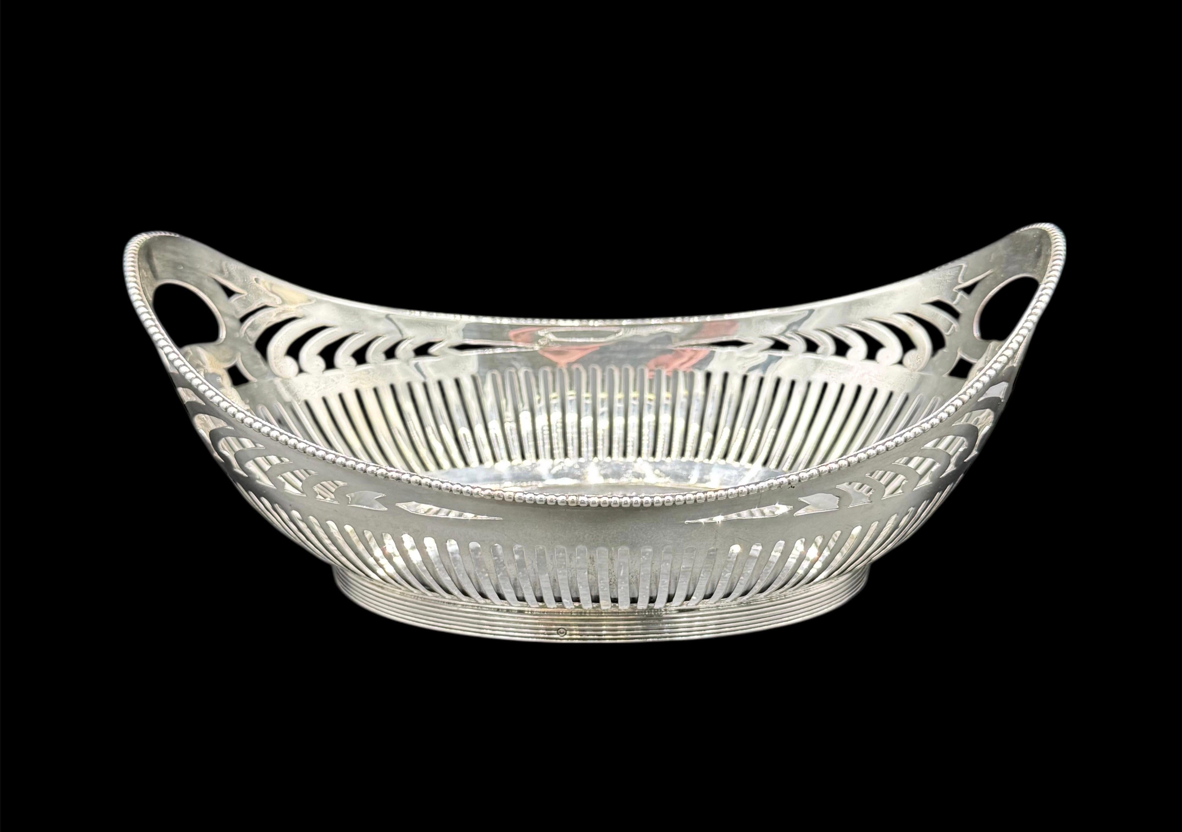 Giorgio IV Cestino per il pane in argento sterling George Reid in vendita
