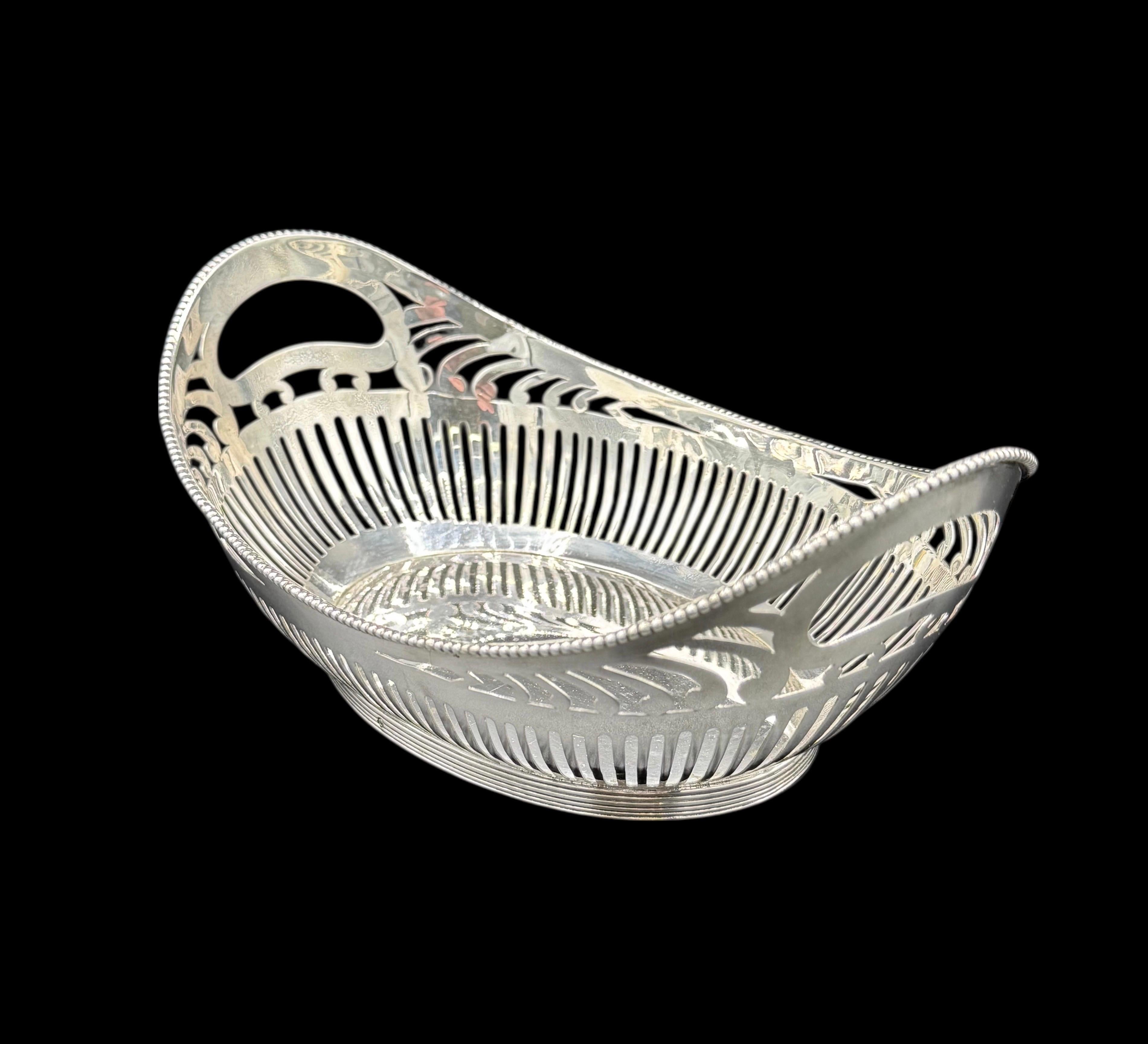 Lucidato Cestino per il pane in argento sterling George Reid in vendita