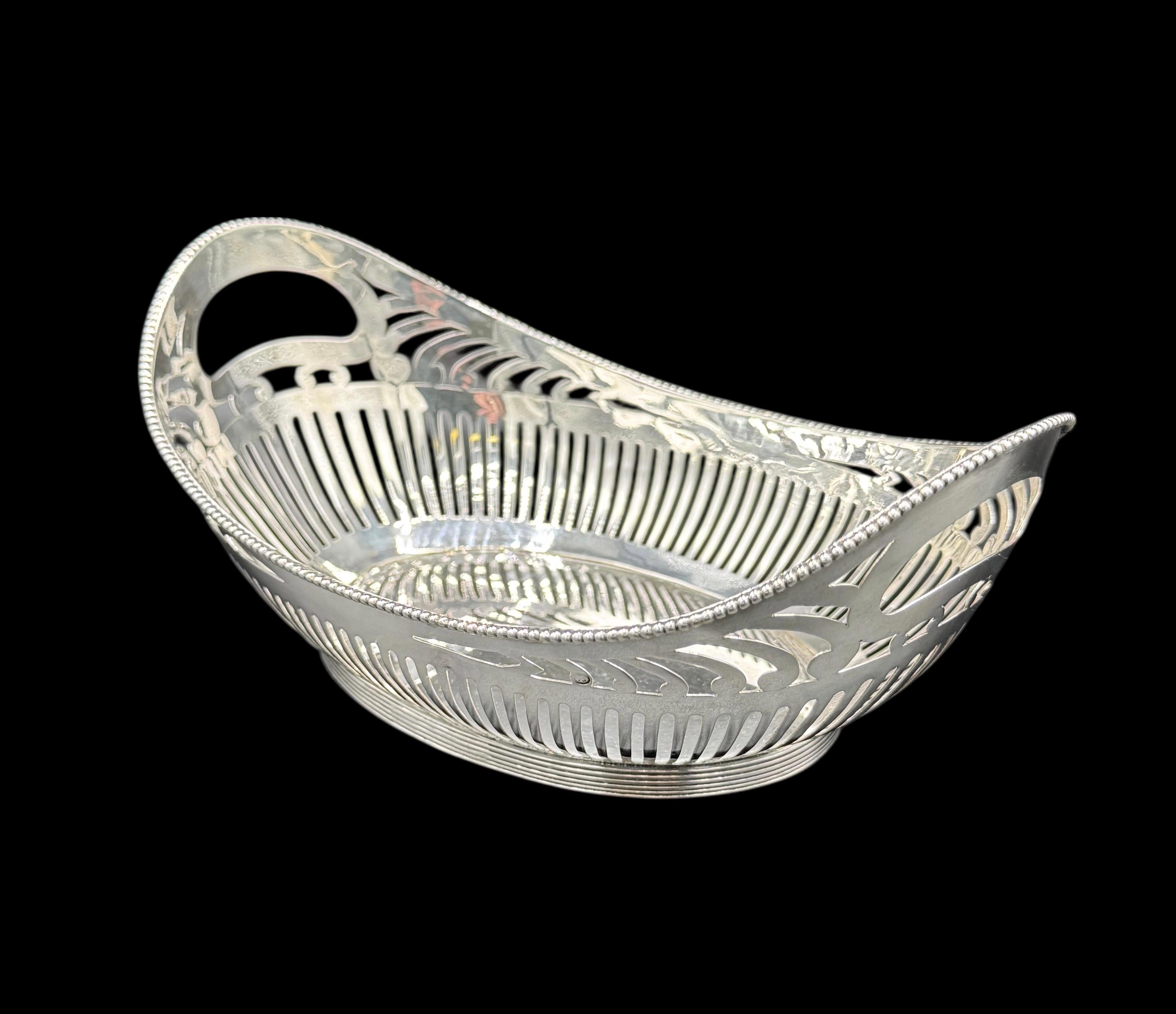 XIX secolo Cestino per il pane in argento sterling George Reid in vendita
