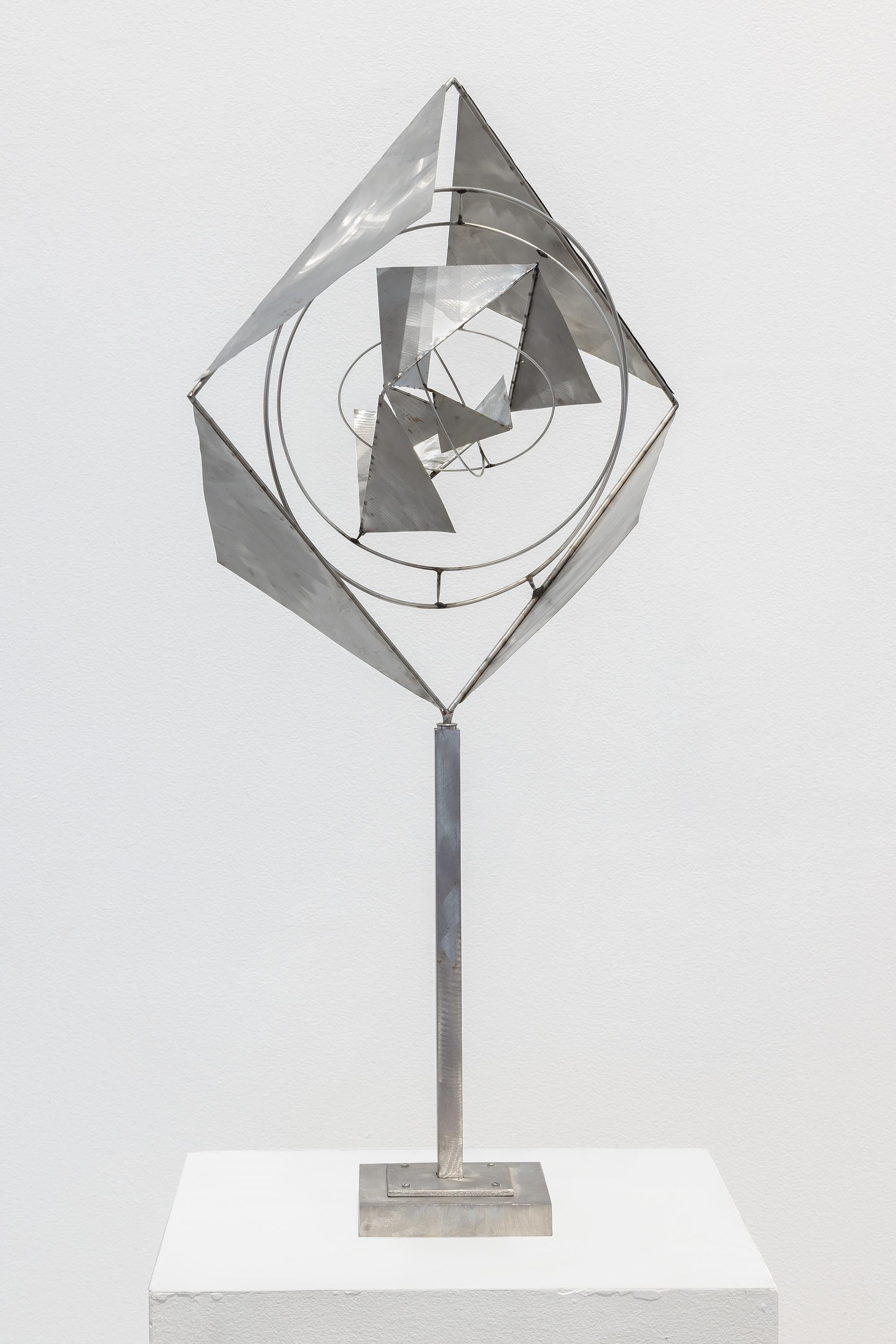 A Space Churn con i quadrati - Abstract Sculpture Grigio di George Rickey