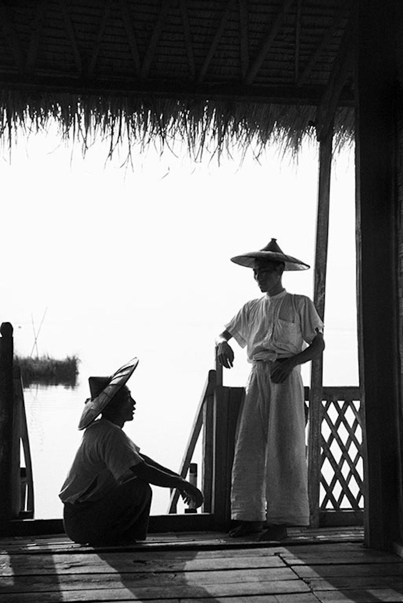 Dos hombres en una casa de bambú construida sobre pilotes en el lago Inle, Estados Shan, Birmania, 1942

Todos los tamaños y ediciones disponibles:
16" x 20", Tamaño de edición 25
30 "x 40", Tamaño de la edición 25
40" x 60", Tamaño de la edición