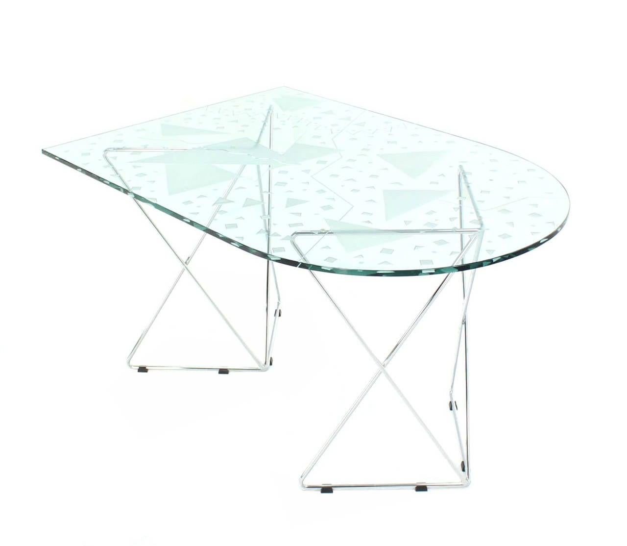 Table de salle à manger en verre d'art avec plateau gravé et base en fil de fer chromé signée par l'artiste MINT !
Plateau en verre ovale et carré en forme de fer plat.