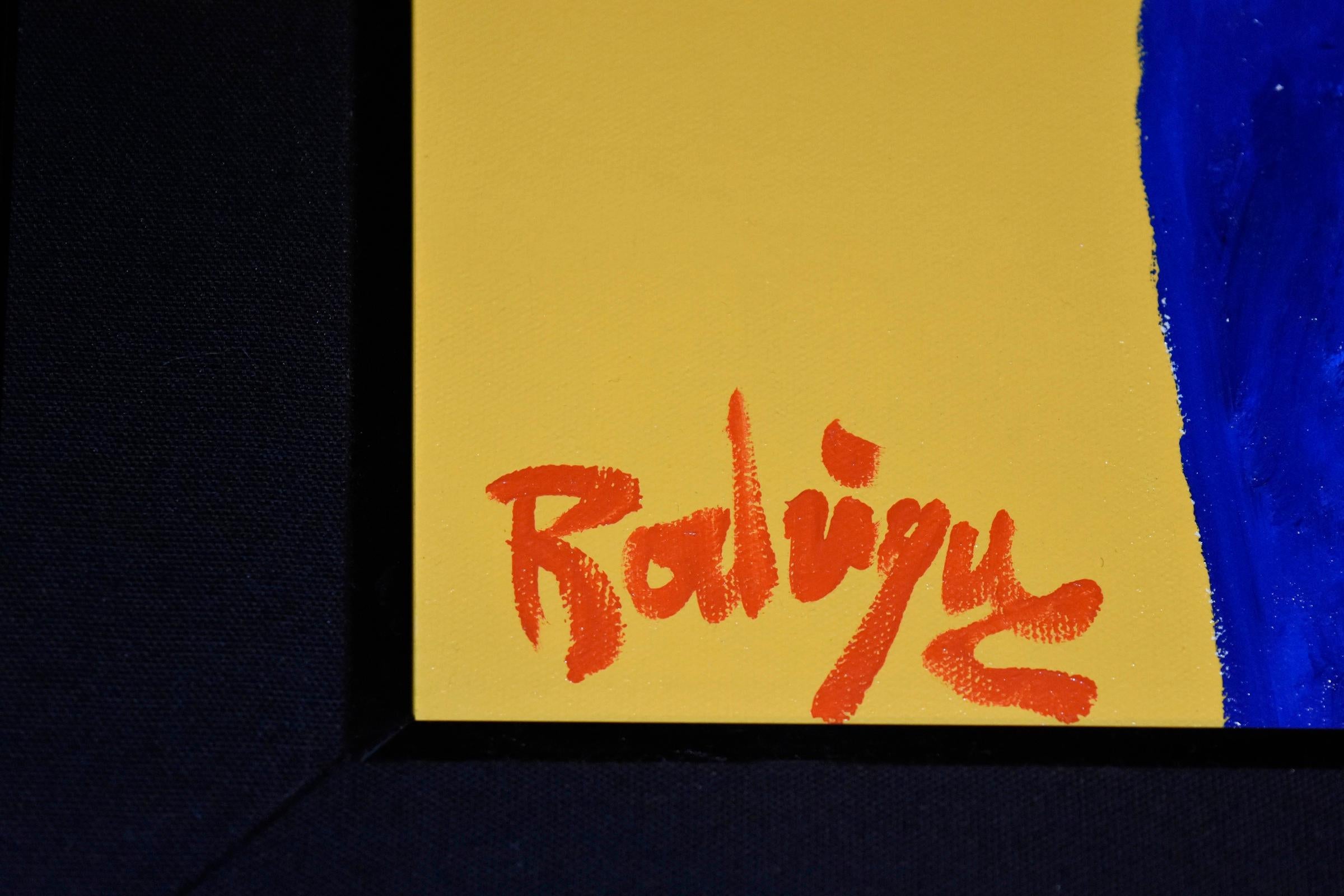 Cette œuvre représente un chien bleu assis sur un fond jaune, portant une cravate à motif 