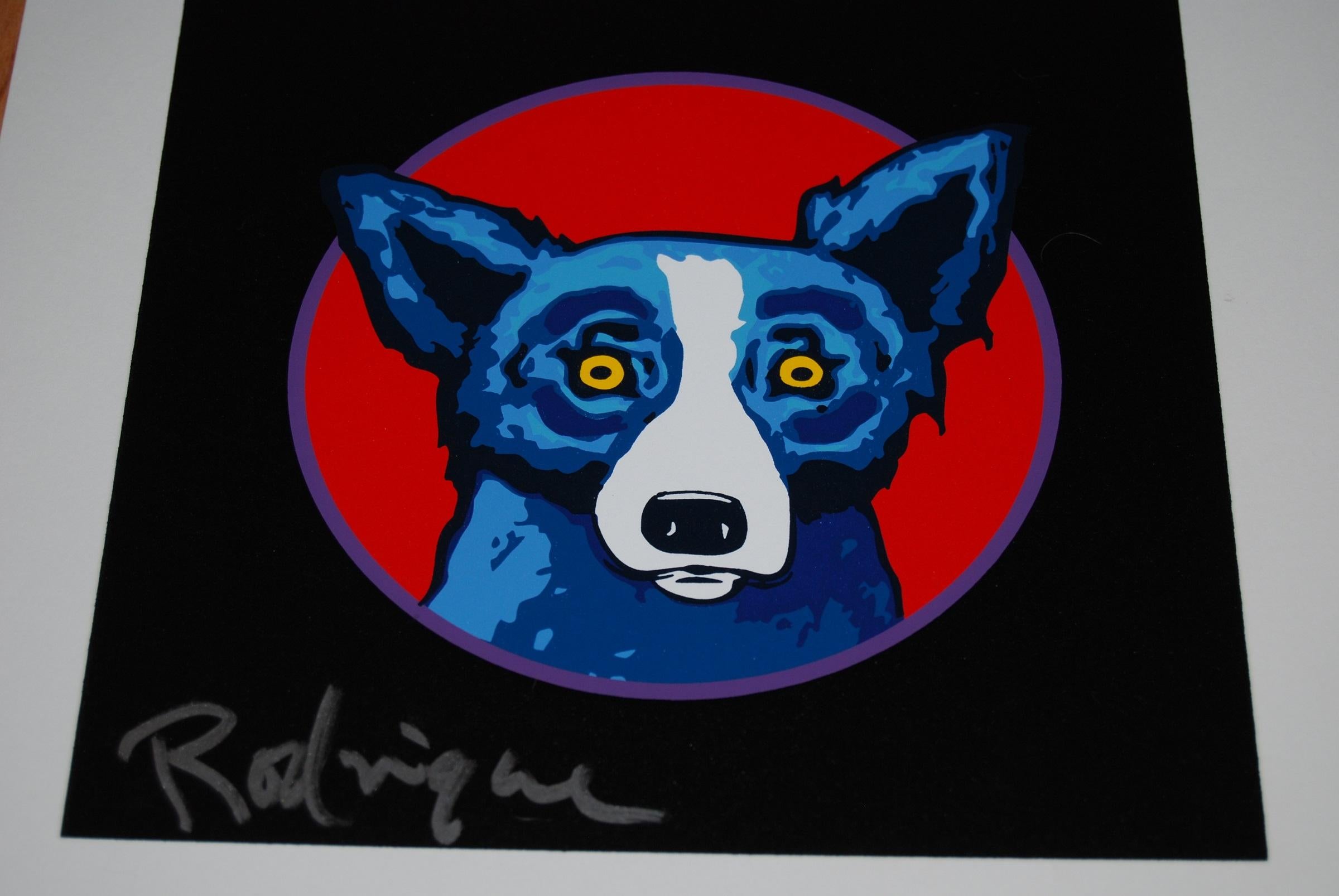 Dieses Blue Dog Werk besteht aus 4 Rahmen mit jeweils einem Hund und verschiedenfarbigen Hintergründen. Eines ist ein roter Hintergrund mit gelber Mitte, eines ist ein lila Hintergrund mit gelber Mitte, eines ist ein schwarzer Hintergrund mit roter