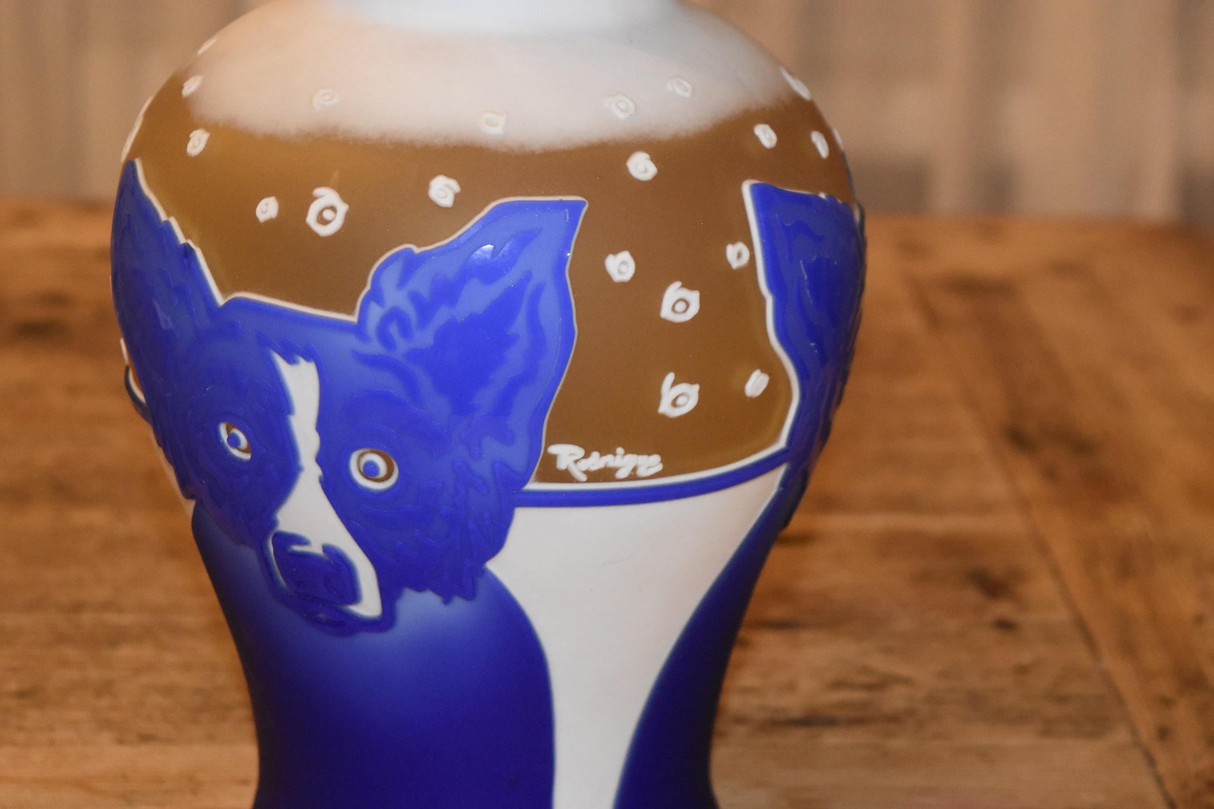 Vase décoratif en verre Camée chien bleu - Pop Art Print par George Rodrigue