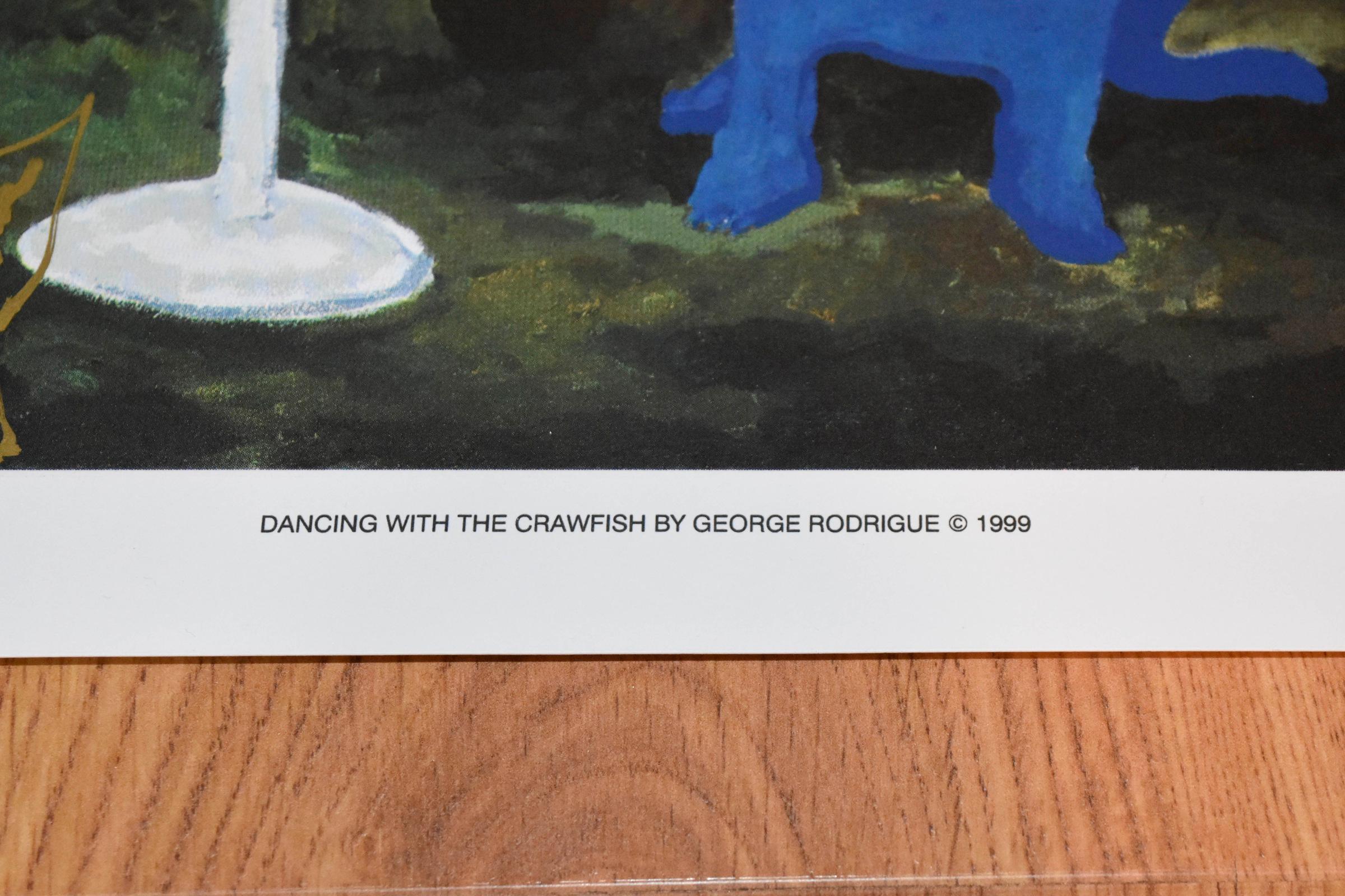 Cette œuvre représente un chien bleu assis à gauche d'un chef jouant du saxophone.  Le chef porte un tablier blanc, une toque, une chemise et un pantalon marron.  Le chef tient le saxophone dans une main et une écrevisse sur un bâton dans l'autre. 