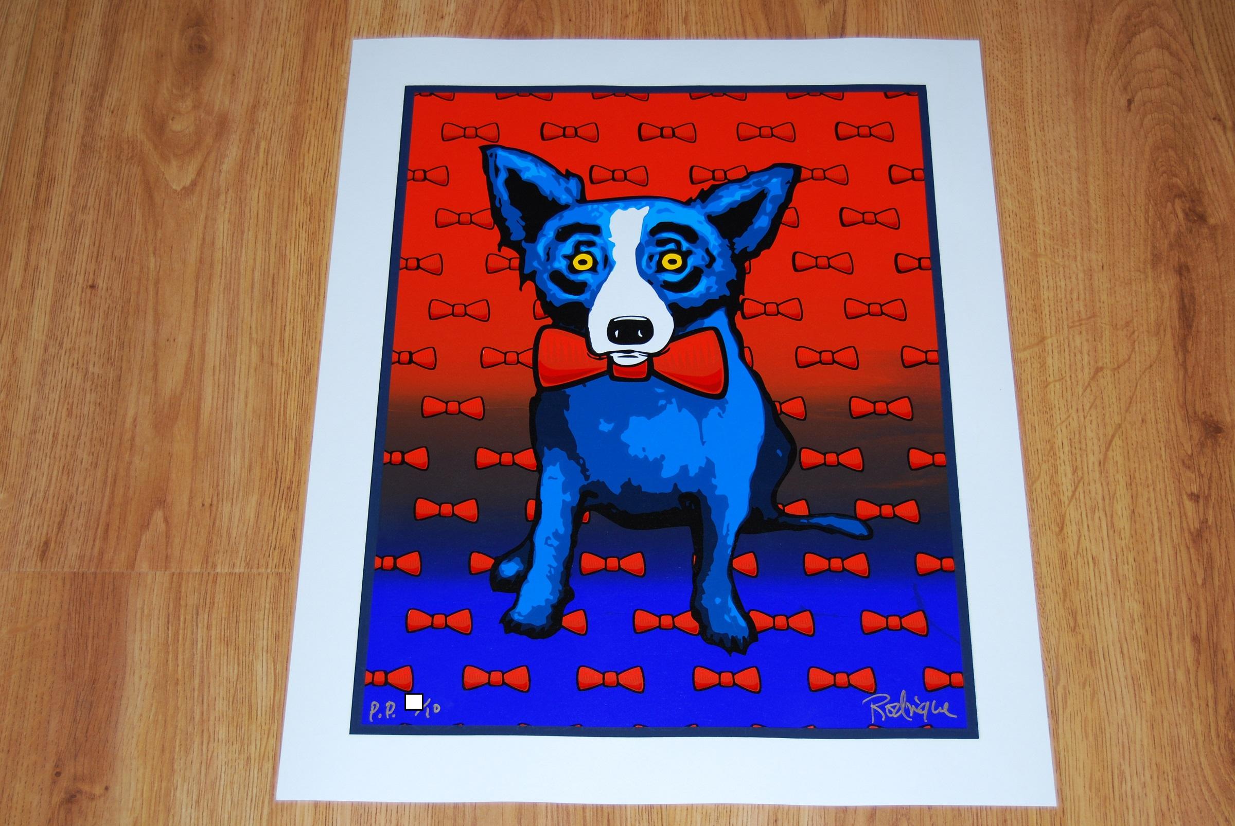 Cravate bleue « Does The Red Tie » avec sérigraphie en soie signée représentant un chien bleu - Print de George Rodrigue