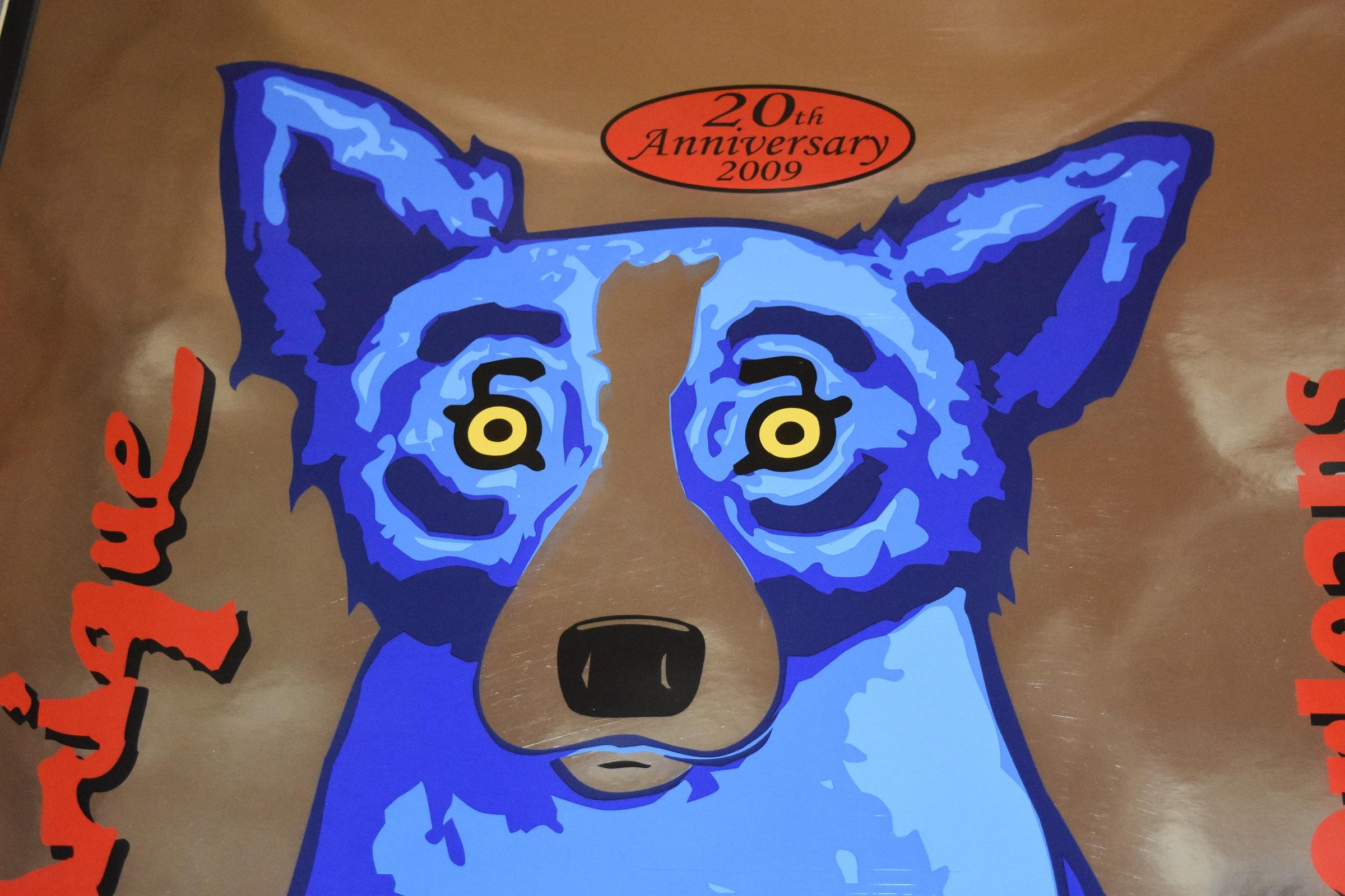 Le 20e anniversaire du studiodrigue de la Nouvelle-Orléans avec chien bleu - Impression signée - Marron Animal Print par George Rodrigue