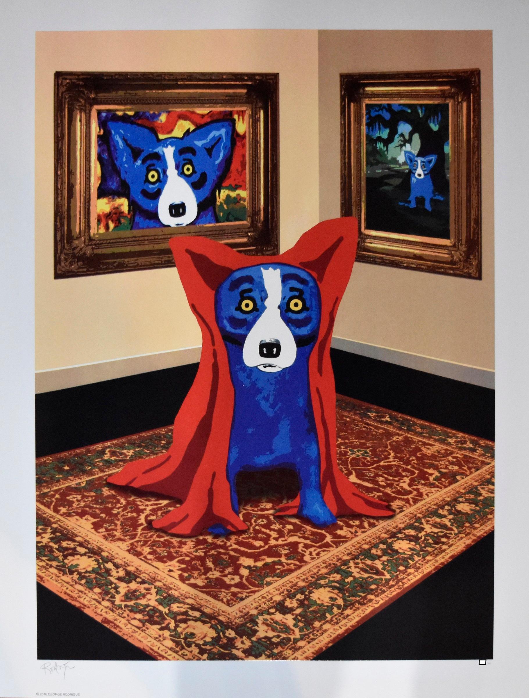 Dieses Werk von Blue Dog zeigt einen blauen Hund, der eine rote Decke über sich trägt und auf einem mehrfarbigen Teppich in einem Raum sitzt, in dem zwei Porträts von Blue Dog an einer beigen Wand hängen. Dieser Druck wurde anlässlich der Eröffnung