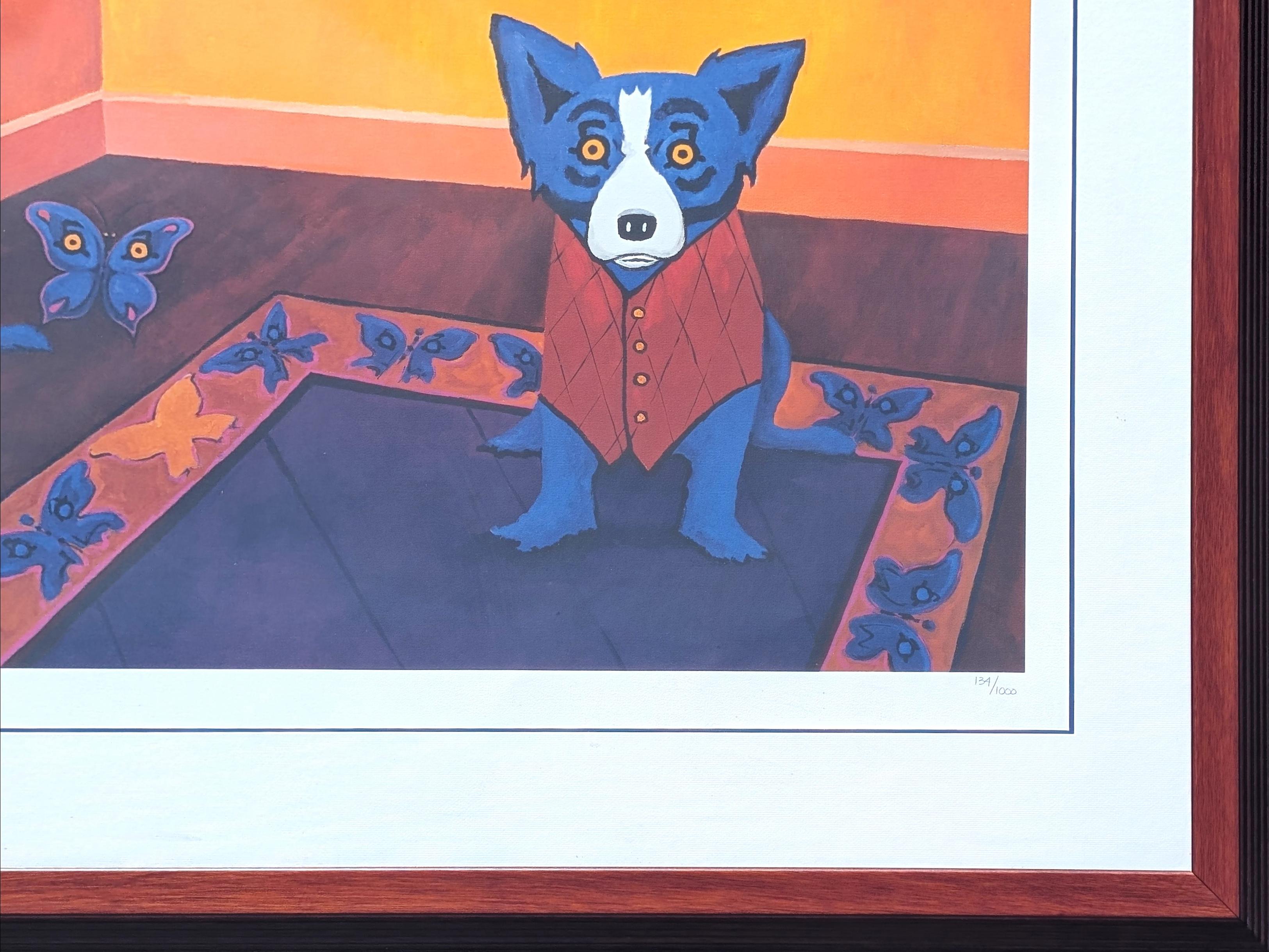 Serigrafia colorata contemporanea dell'artista George Rodrigue, nato in Louisiana. L'opera presenta una coppia di iconici cani blu di Rodrigues seduti in una stanza con una farfalla blu che vola da un tappeto. L'opera è firmata ed edita lungo il