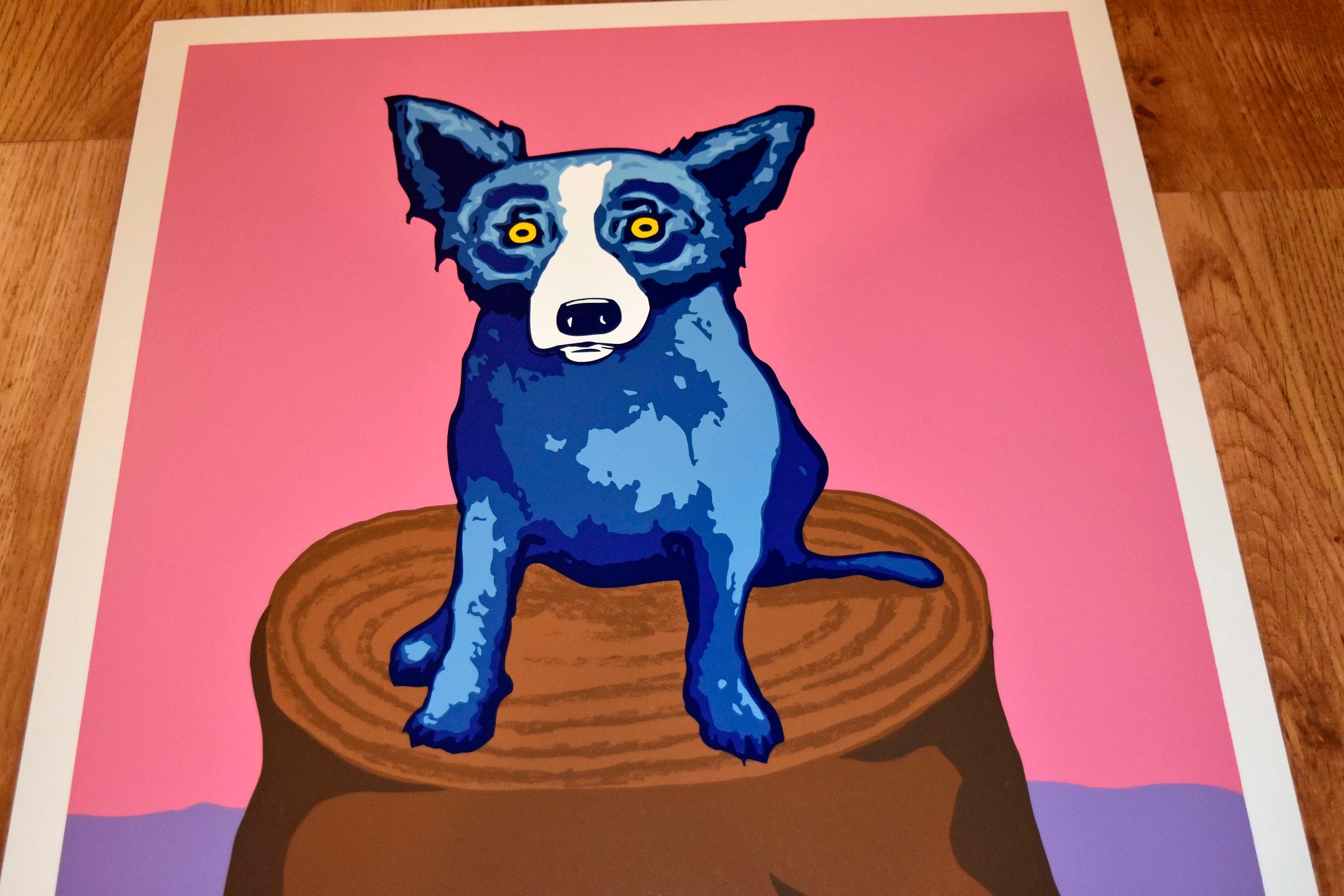 Das Werk Blue Dog besteht aus einem rosa und lila Hintergrund mit einem blauen Hund, der auf einem Baumstumpf sitzt.  Der Hund hat seelenvolle gelbe Augen.  Diese Pop-Art-Tier Original-Siebdruck auf Papier ist garantiert authentisch und wird von der