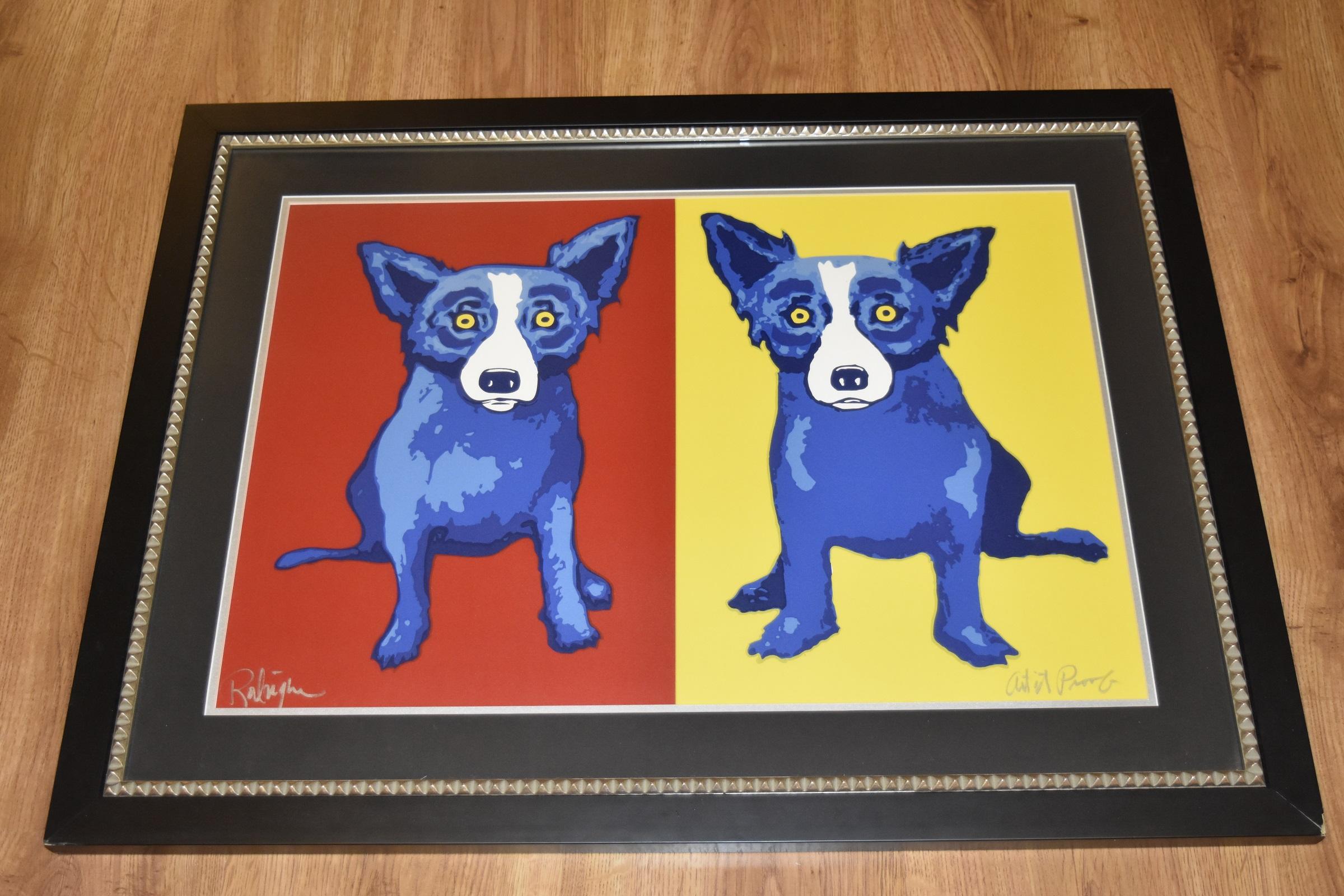 Tissu en soie rouge/jaune avec chien bleu imprimé, signé - Print de George Rodrigue