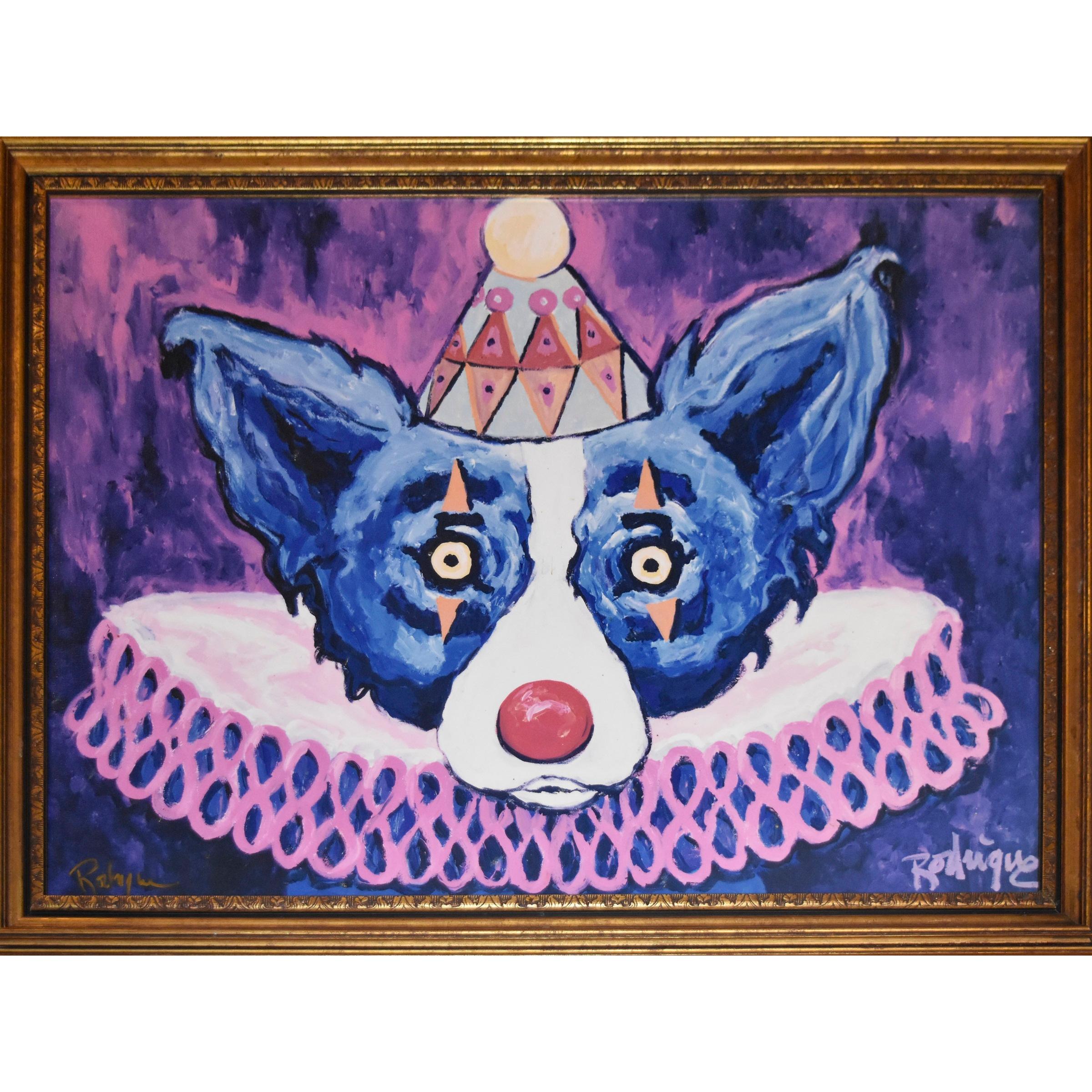 Esta obra de Perro Azul consiste en un fondo azul y morado.  Un solo perro azul lleva una gola de payaso blanca y morada, un sombrero de payaso, maquillaje de payaso en los ojos y una nariz roja de payaso.  El perro tiene unos conmovedores ojos