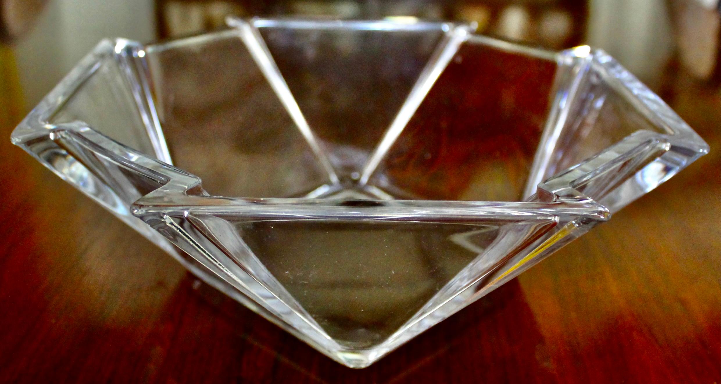 Rare exemple en verre clair de la variété des approches modernes du grand designer industriel américain George Sakier pour Fostoria Glass. 